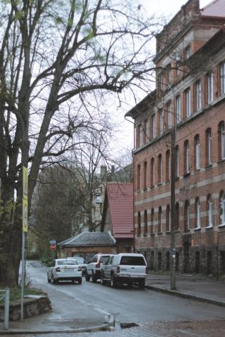 KET 182 punktas kiemuose išsklaido ginčą: juodasis automobilis turi praleisti