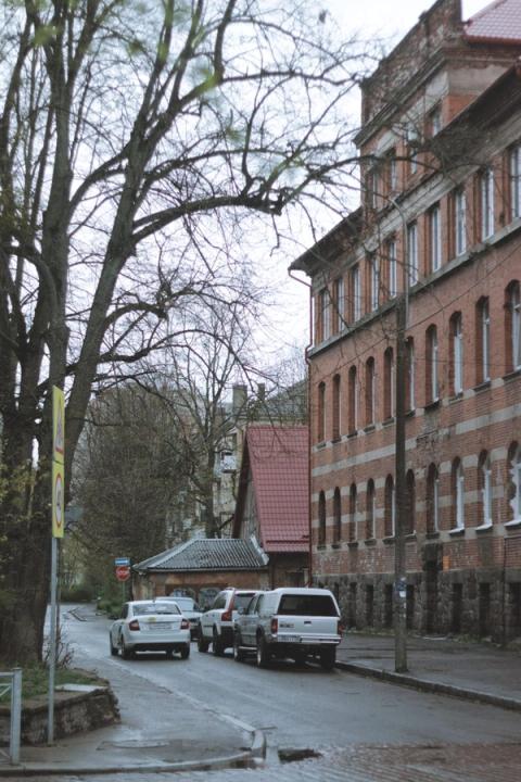 KET 182 punktas kiemuose išsklaido ginčą: juodasis automobilis turi praleisti