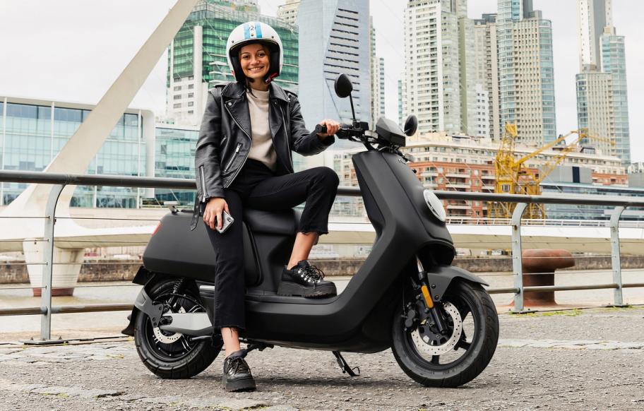 Une conductrice assise sur son NQi Sport MY26