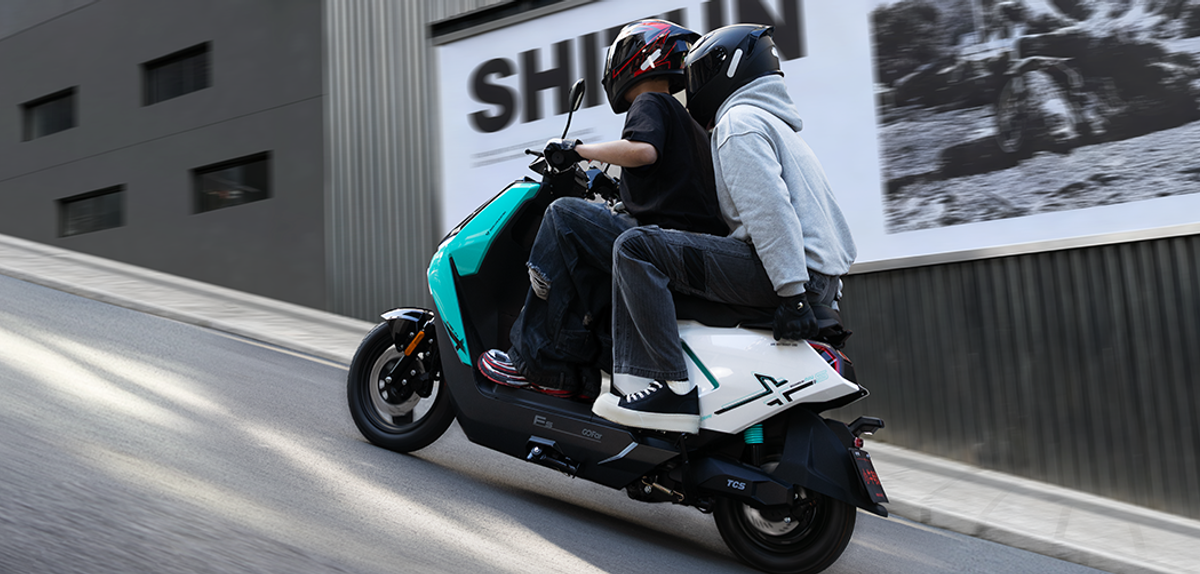FS Wind carrying two riders