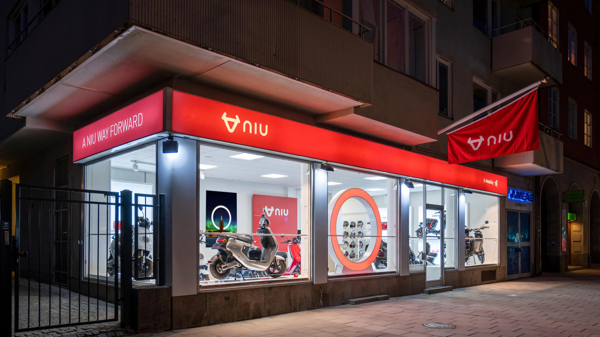 NIU Händler-Store bei Nacht