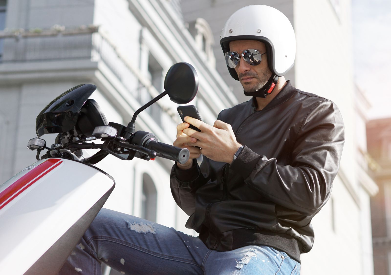Rider with NIU App on bike