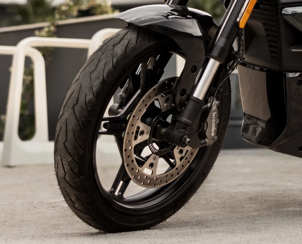 Frenos y neumáticos de la RQi Sport