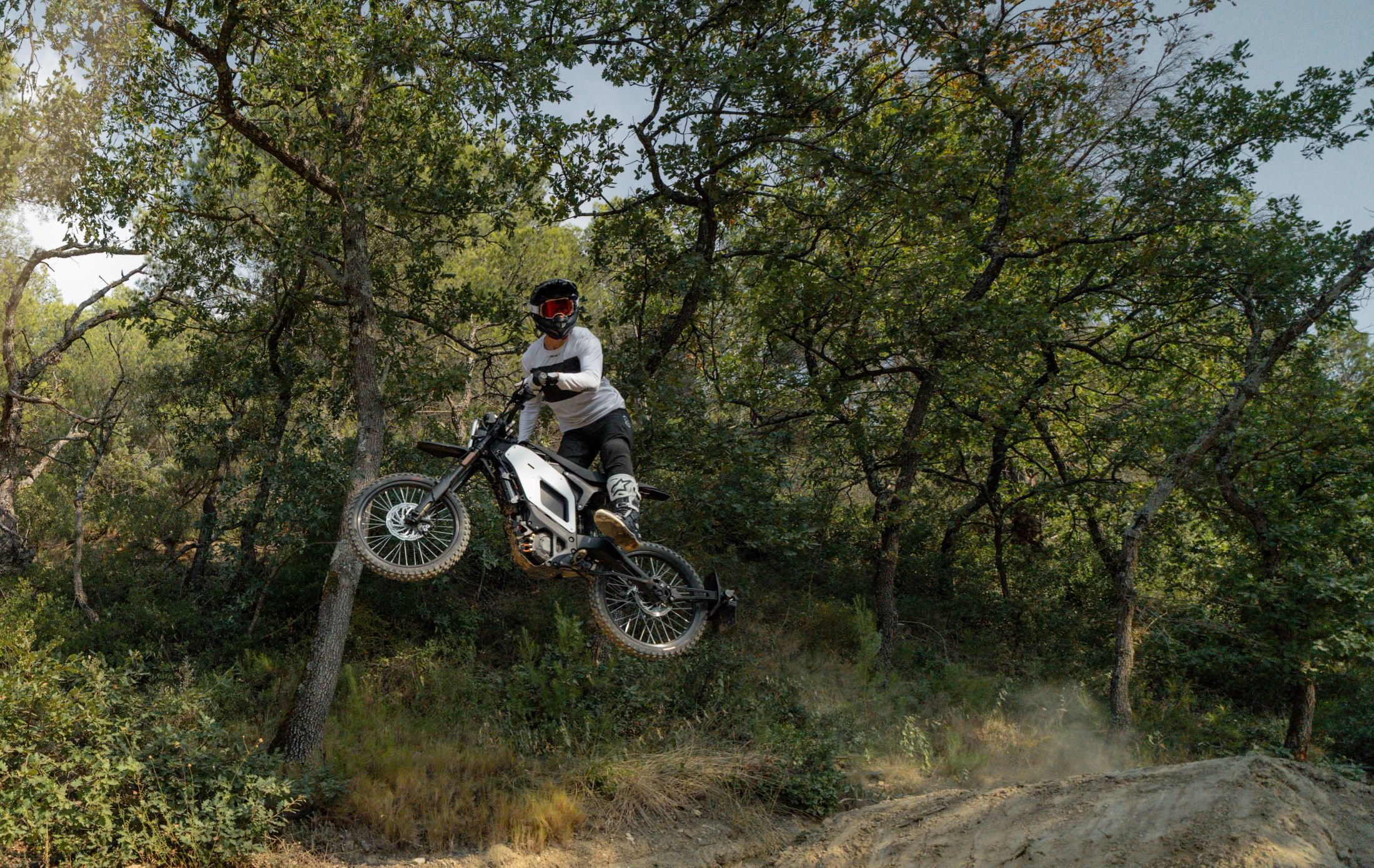 XQi3 mid-jump, suspension compressed