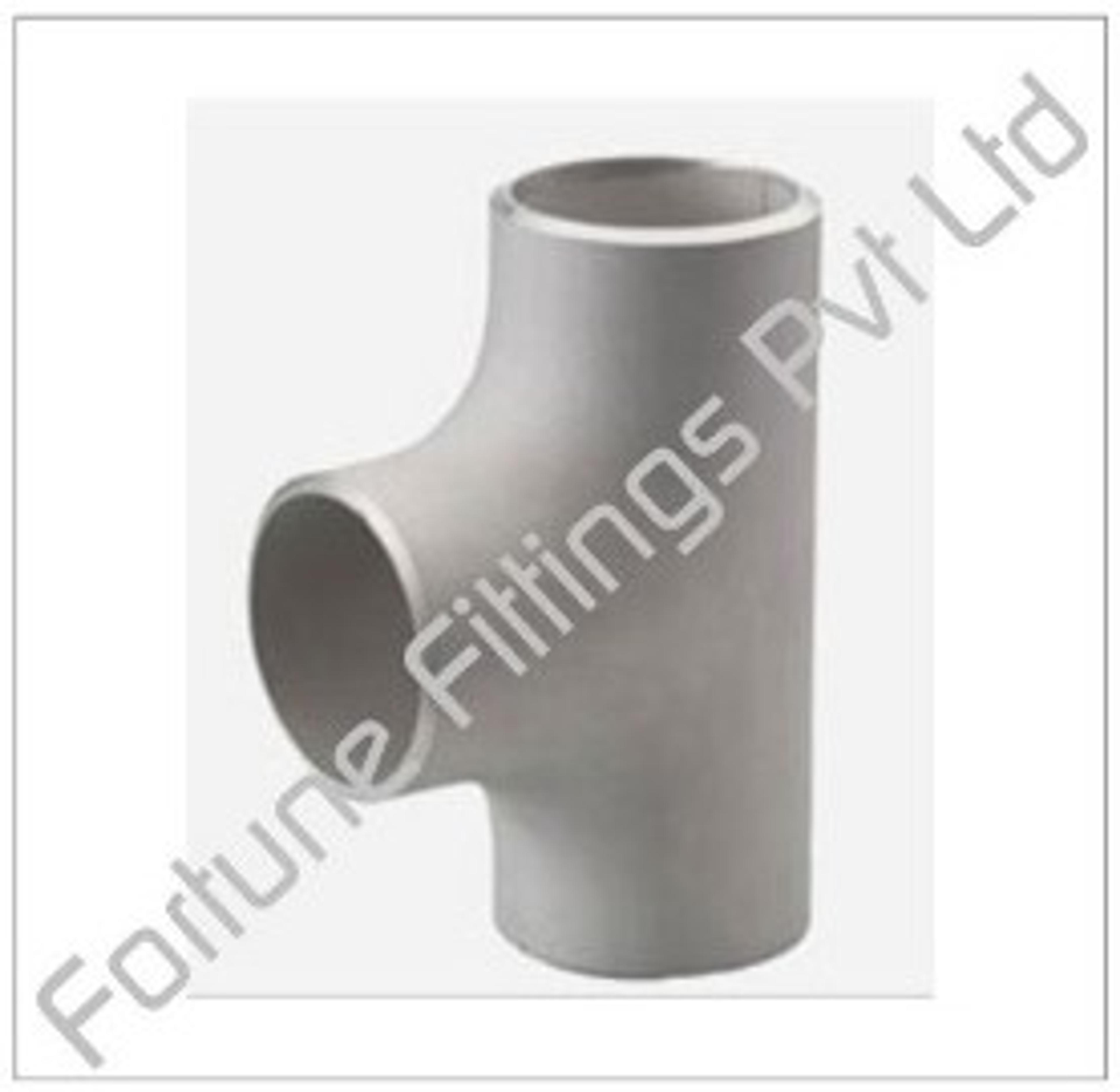 An equal buttweld tee fitting with bevelled ends