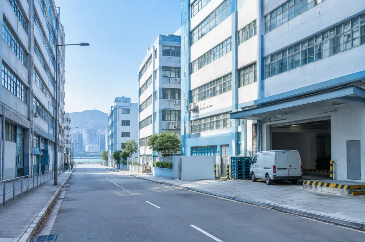 觀塘工業區街道,工廈外有貨車上落貨