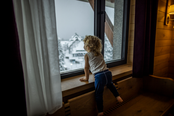 Barn ser ut av vinduet
