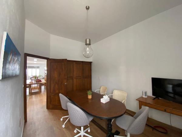 The DeskSpace meeting room, table seating for six