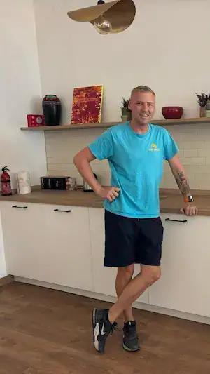 Jay from Caracola Car Hire visiting DeskSpace coworking