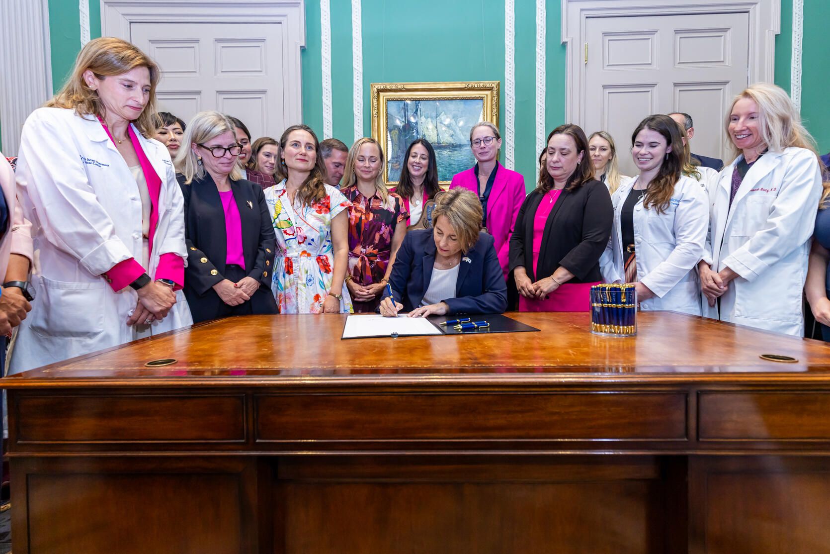 260810-abortion_bill_singing-EB4866-094902