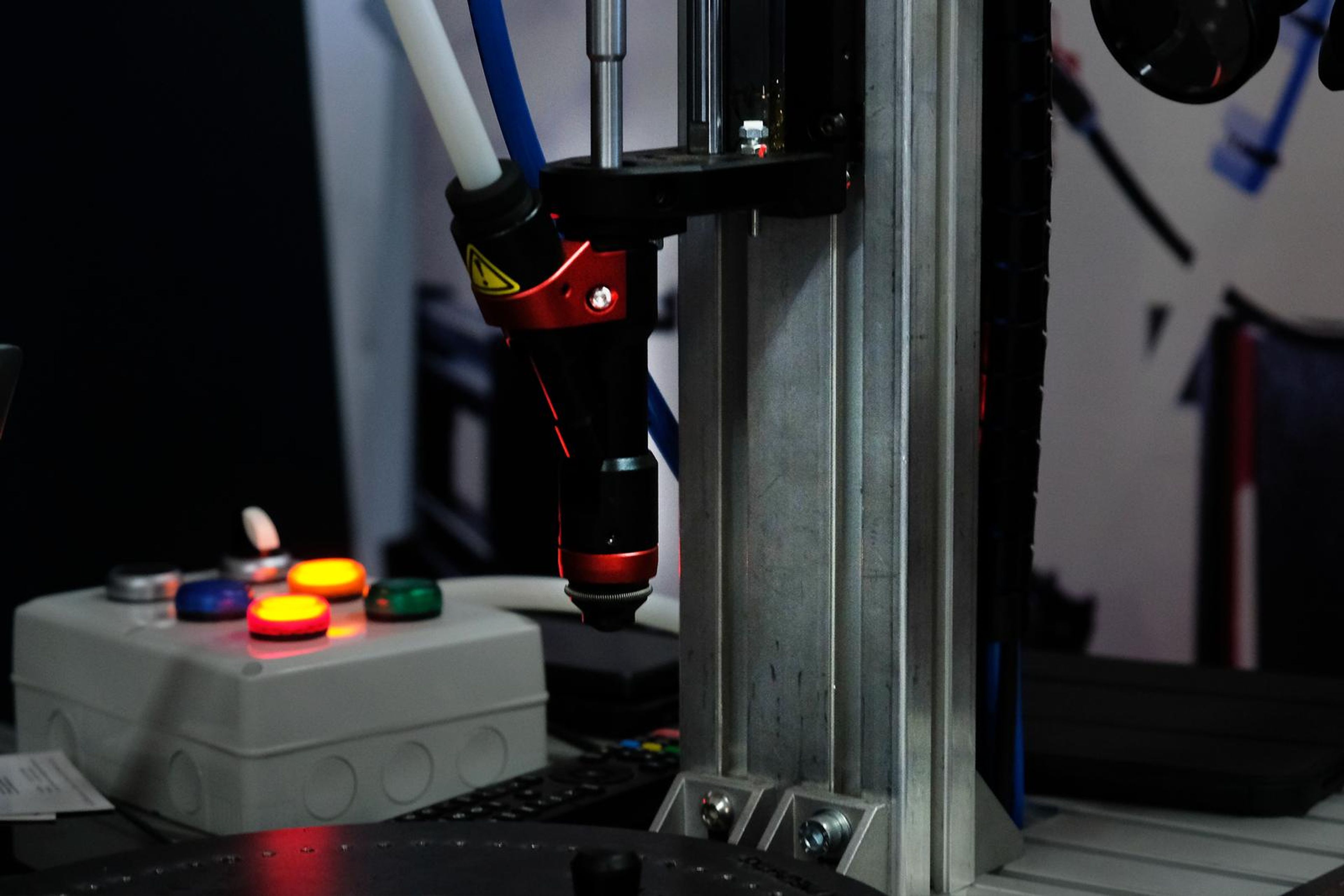 Red cobot arm on the Desoutter stand