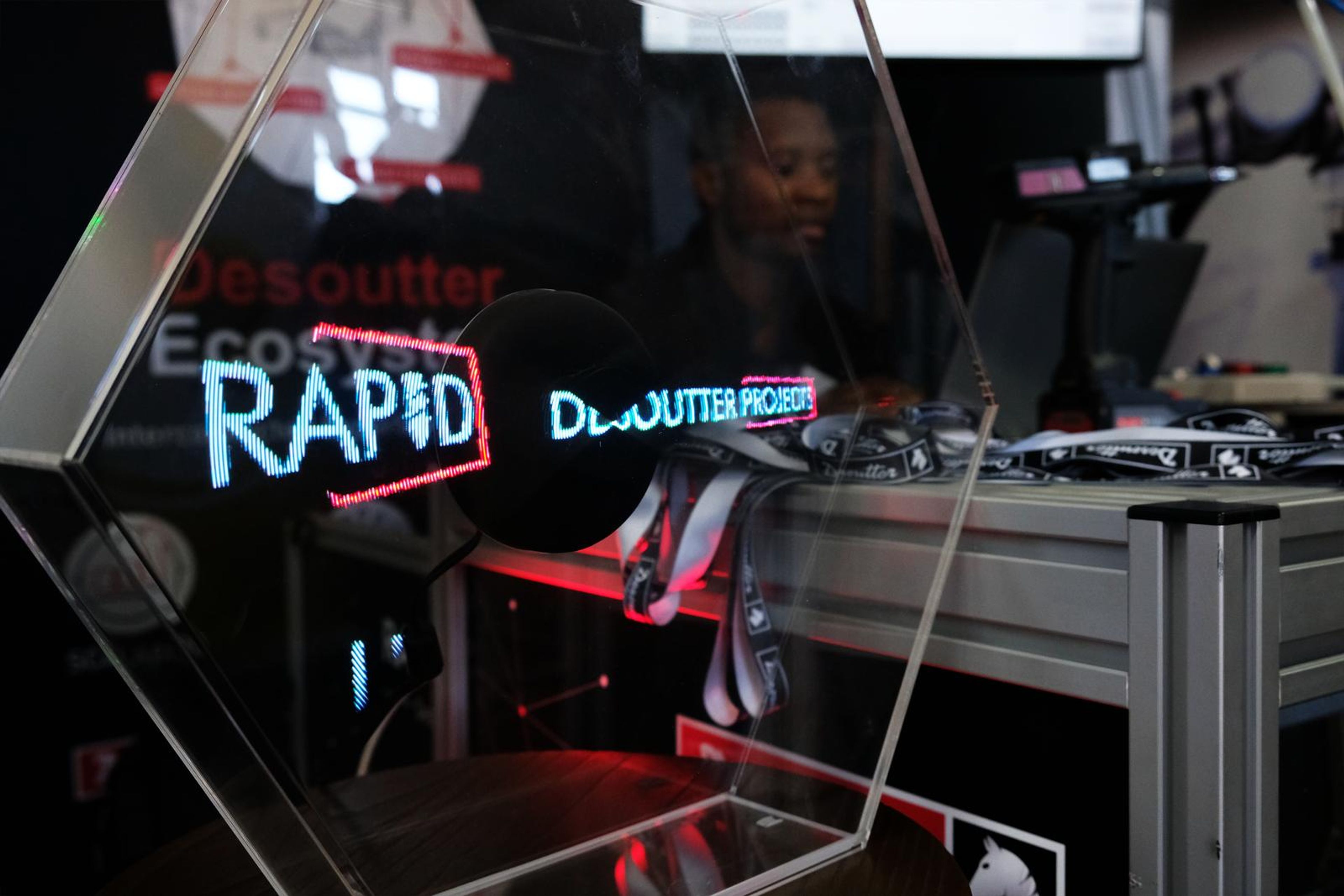 Desoutter Rapid illuminated sign on the screw-feeding stand