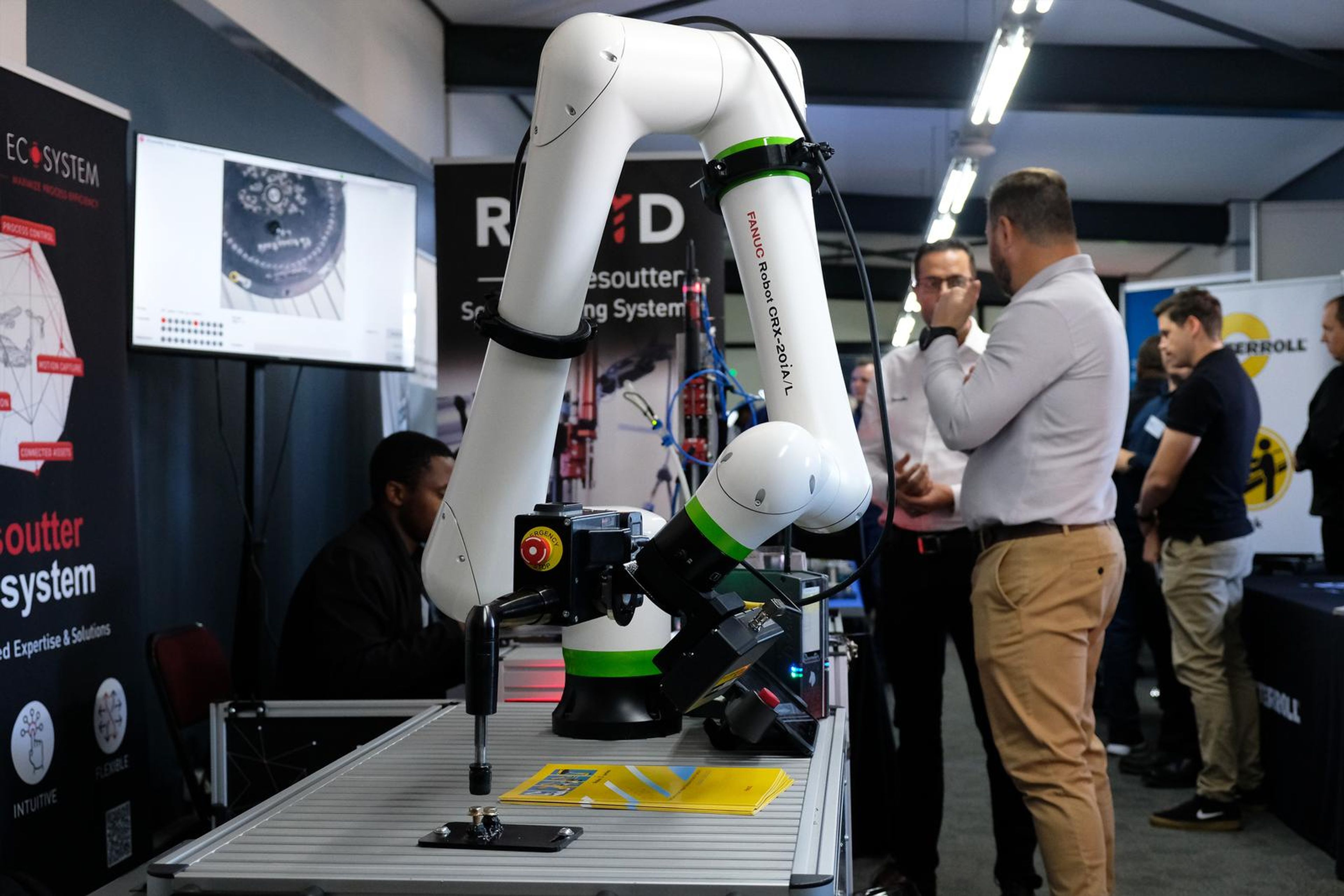 Fanuc collaborative robot demonstration with visitors at the stand