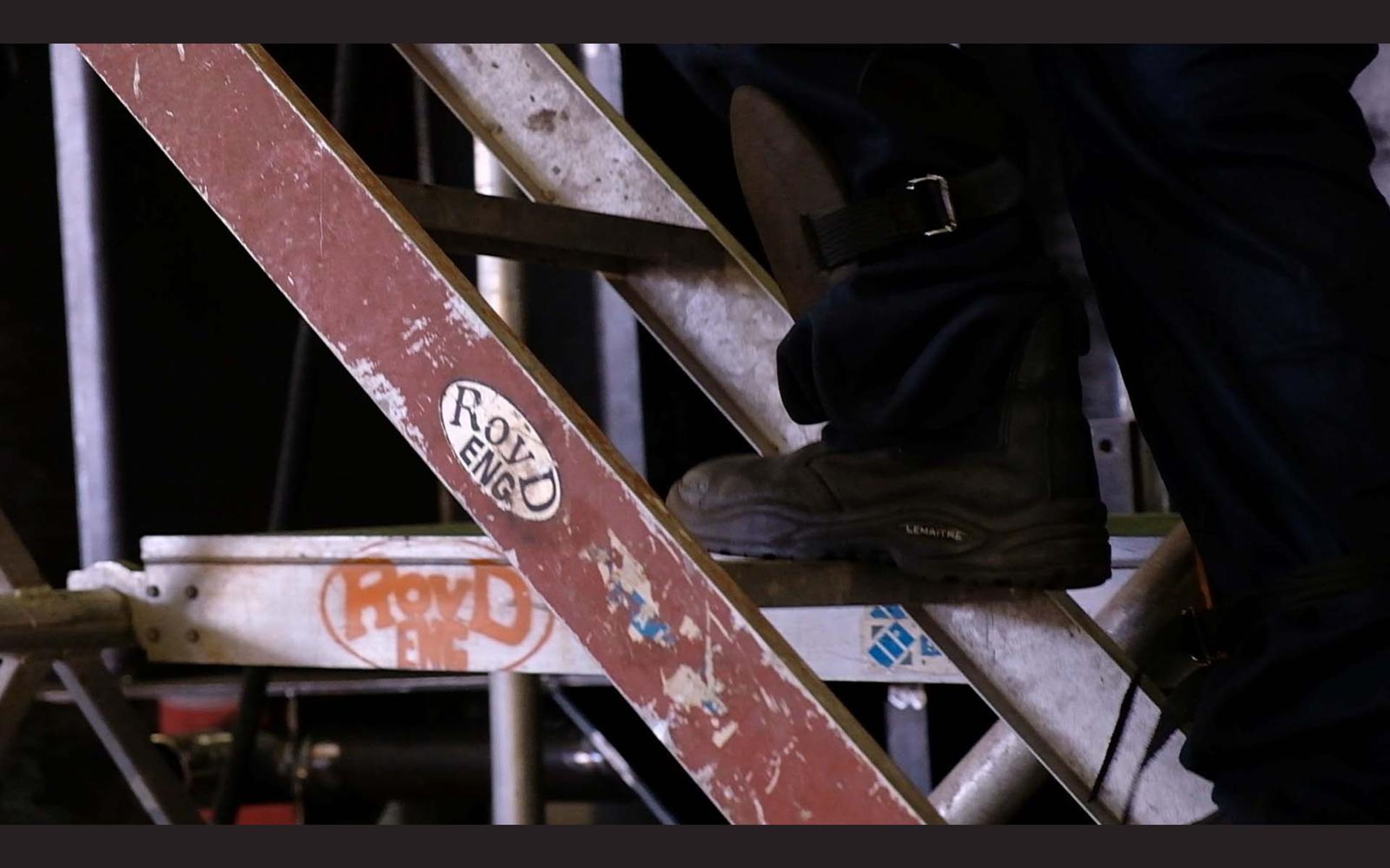 Painted scaffold frame in the fabrication sector
