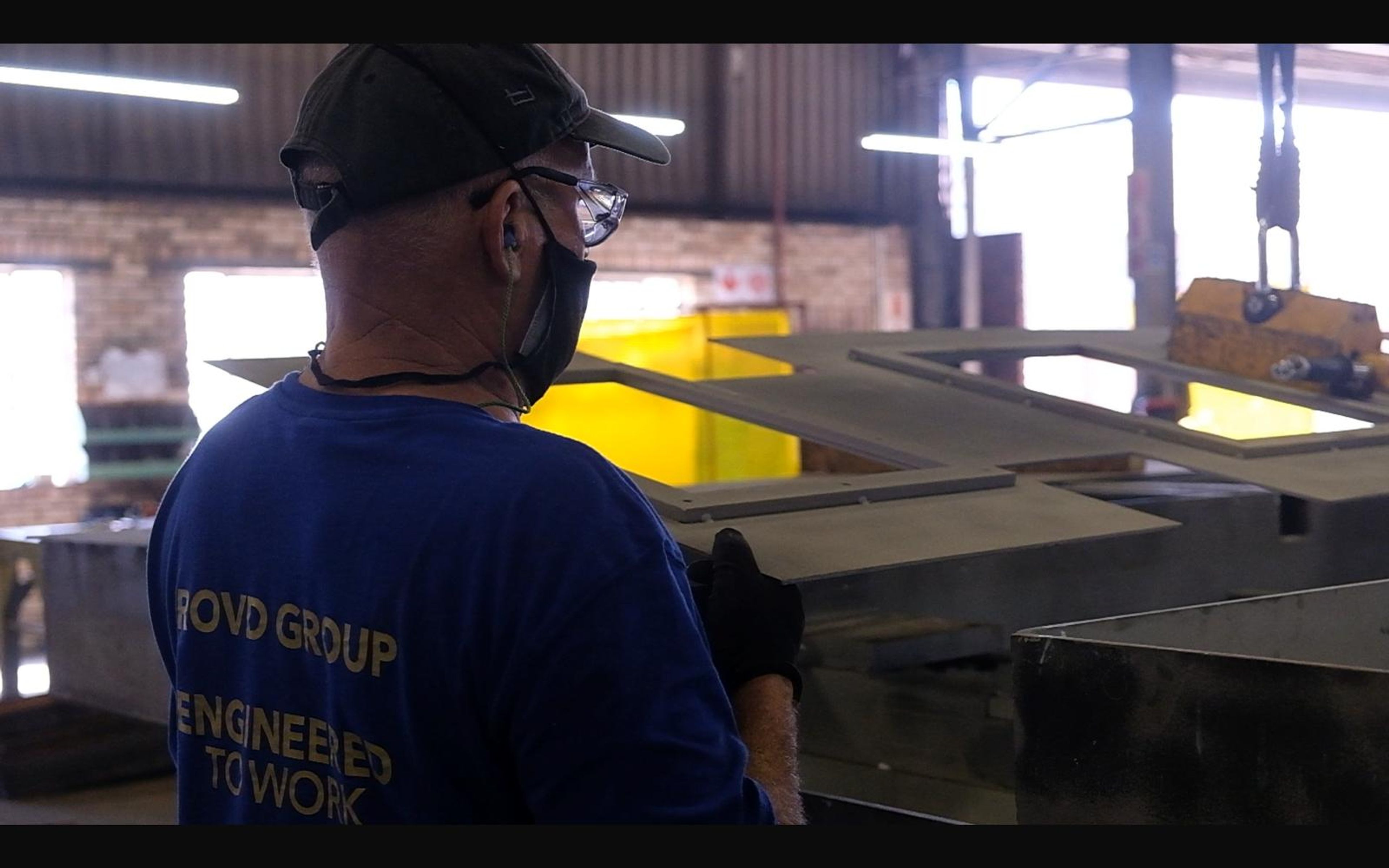Worker with a steel assembly in the bay