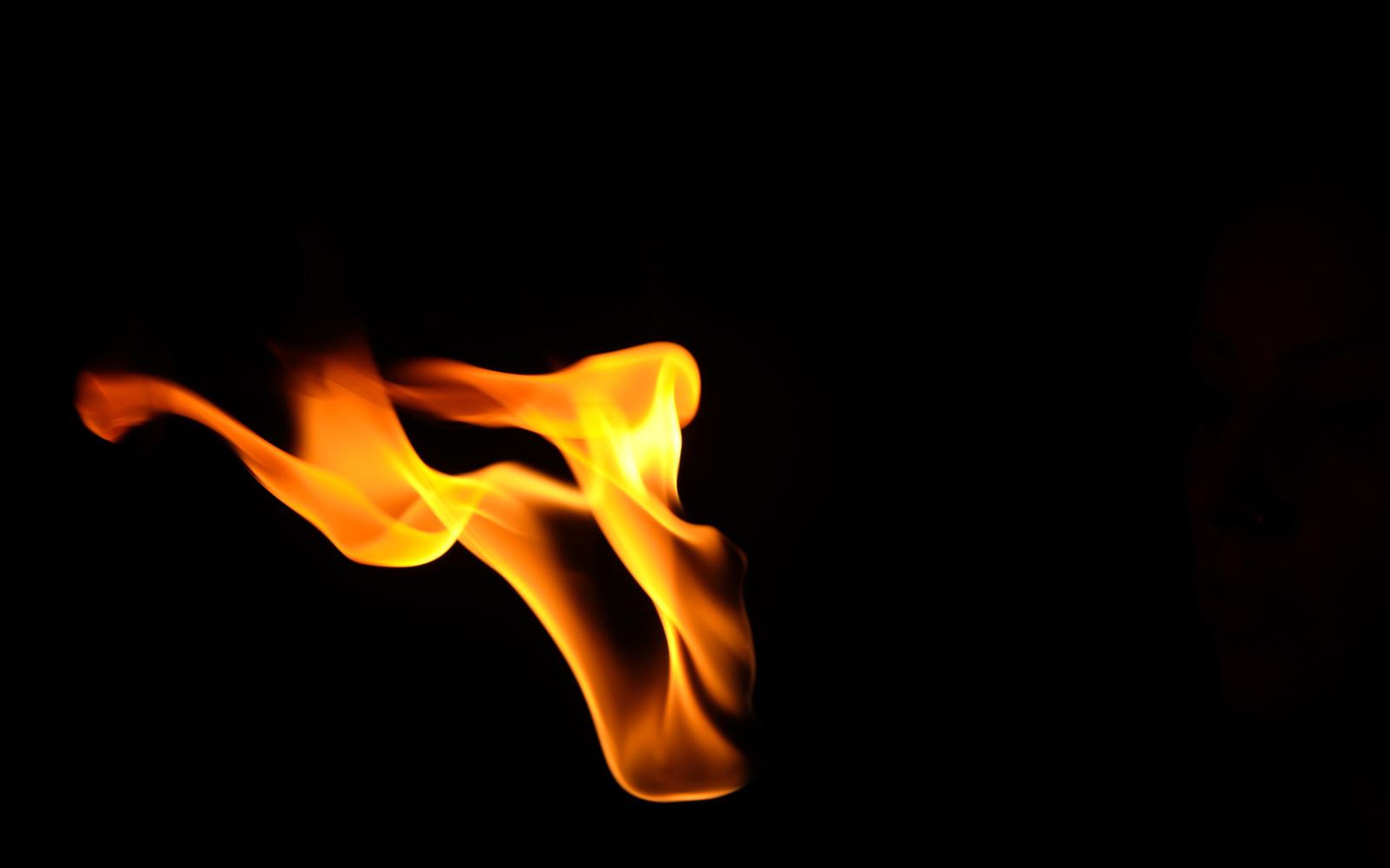 Flame stretched sideways with long horizontal streamers