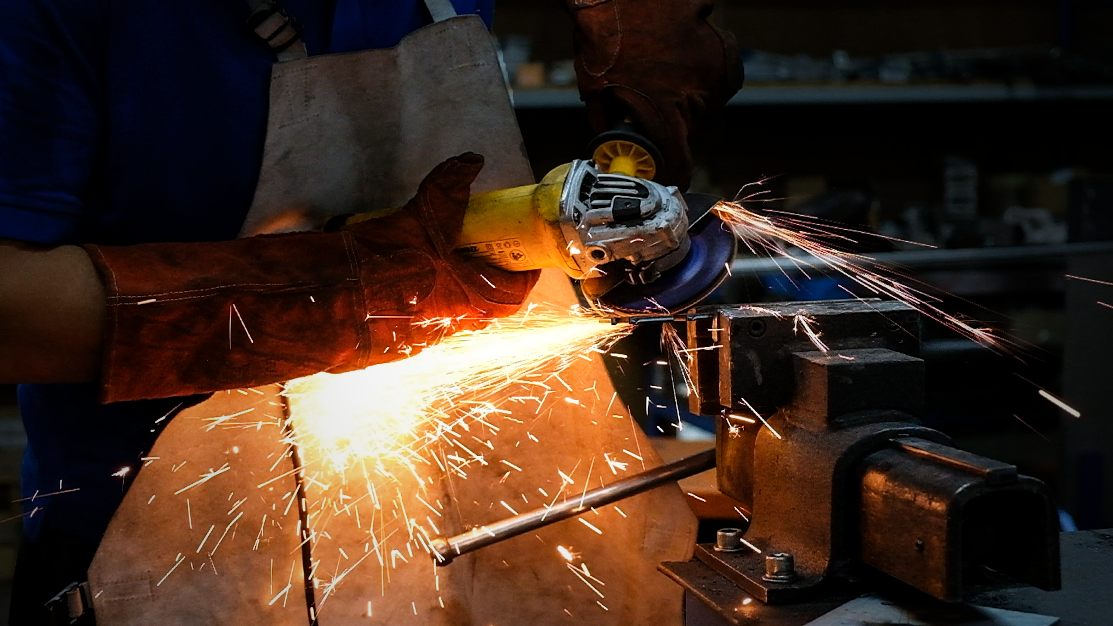 Welding arc on a dark background with the SAR logo in blue at the top right