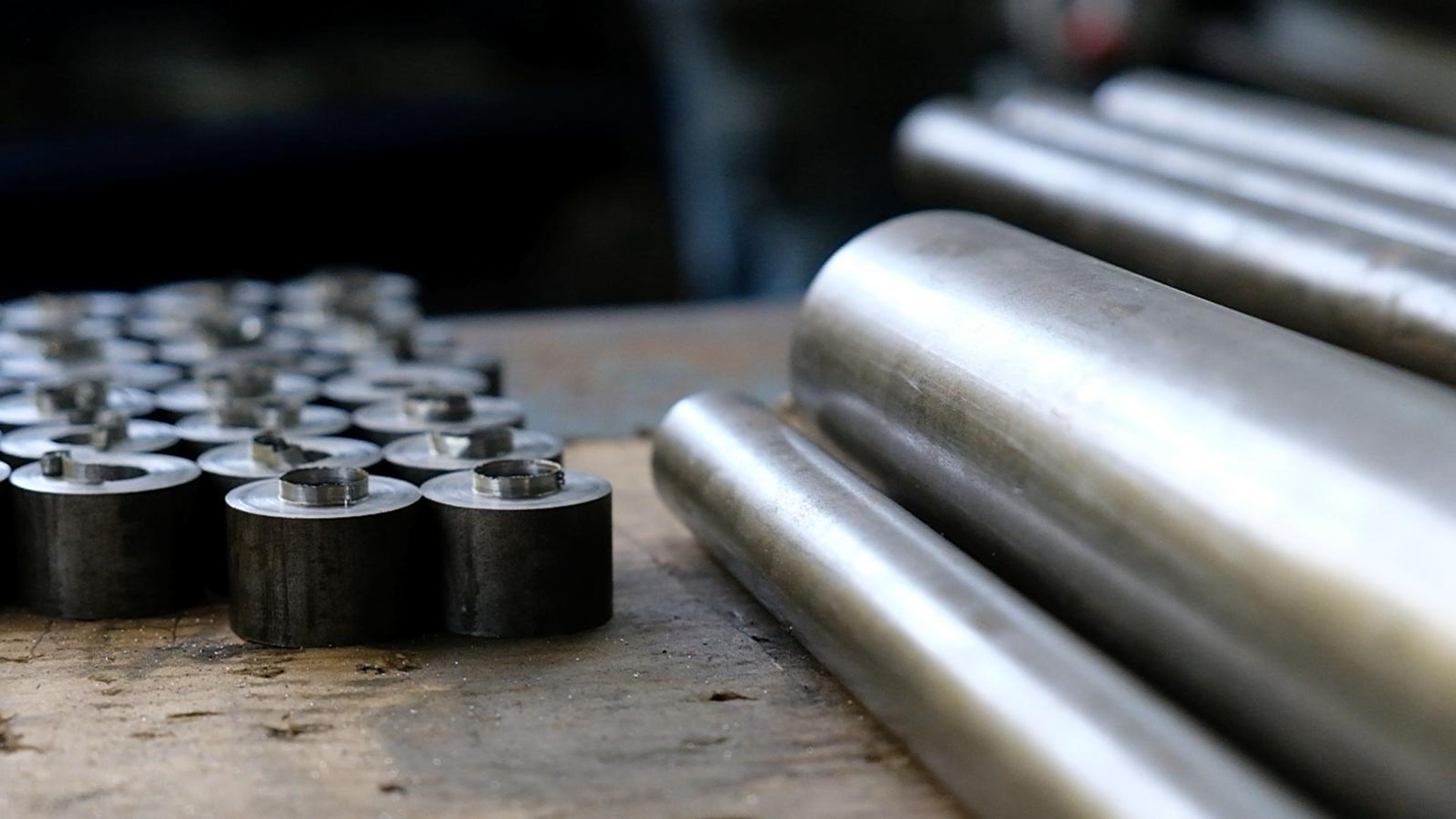Turned steel parts and bars on a machining bench