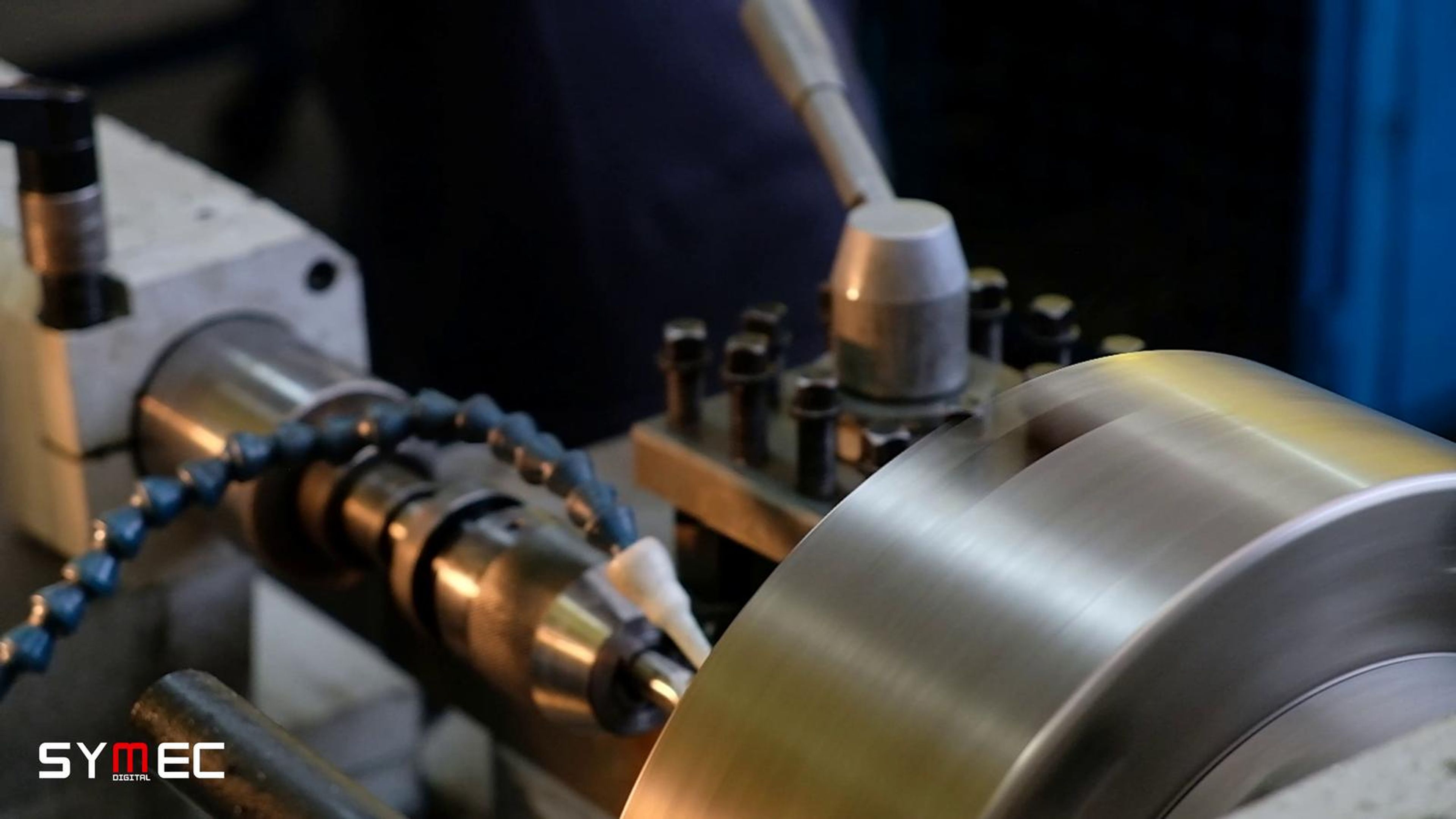 Lathe tool post with coolant lines