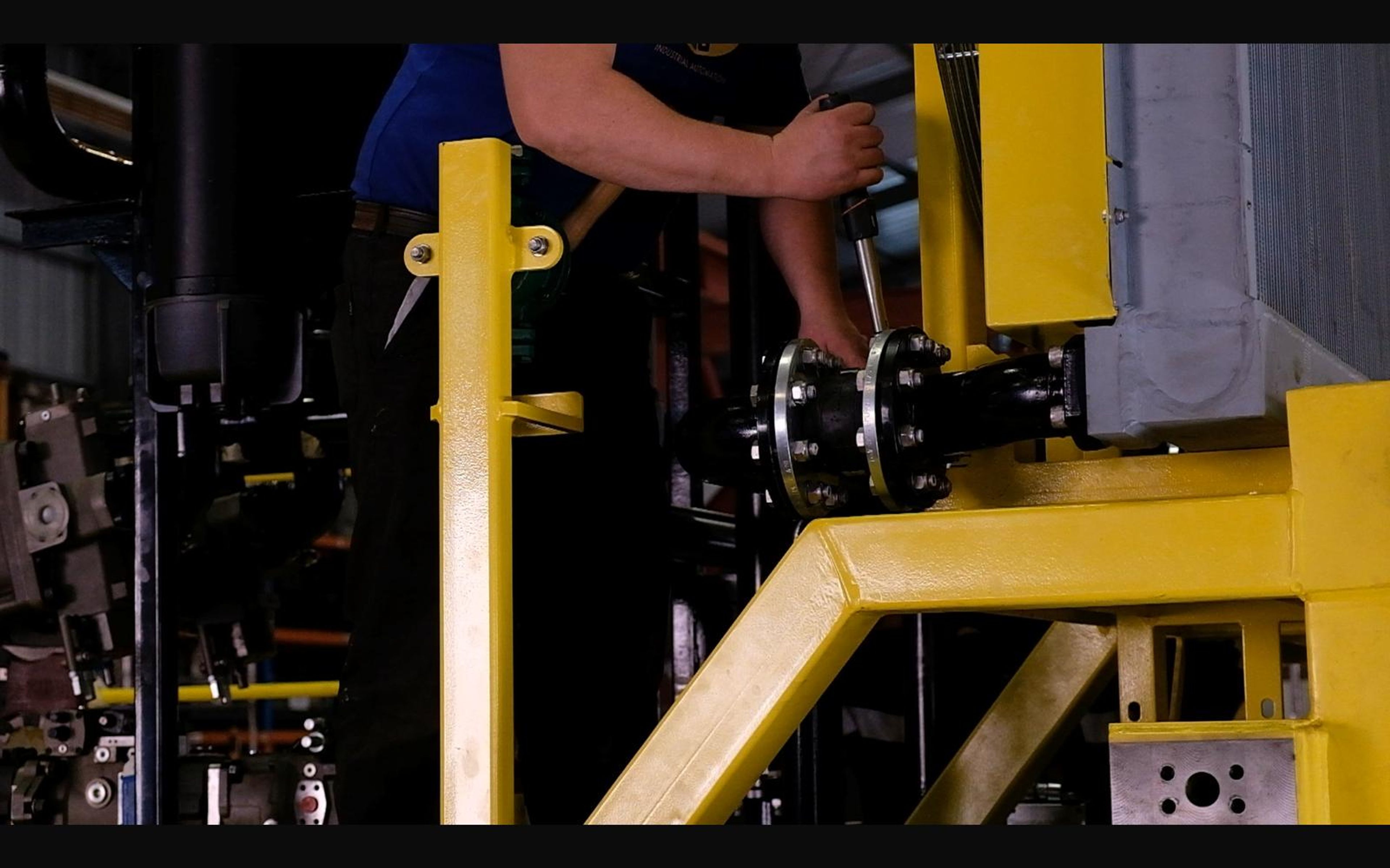 Assembly of the salt harvester, June 2022: frame, tracks and drivetrain, shoot 11