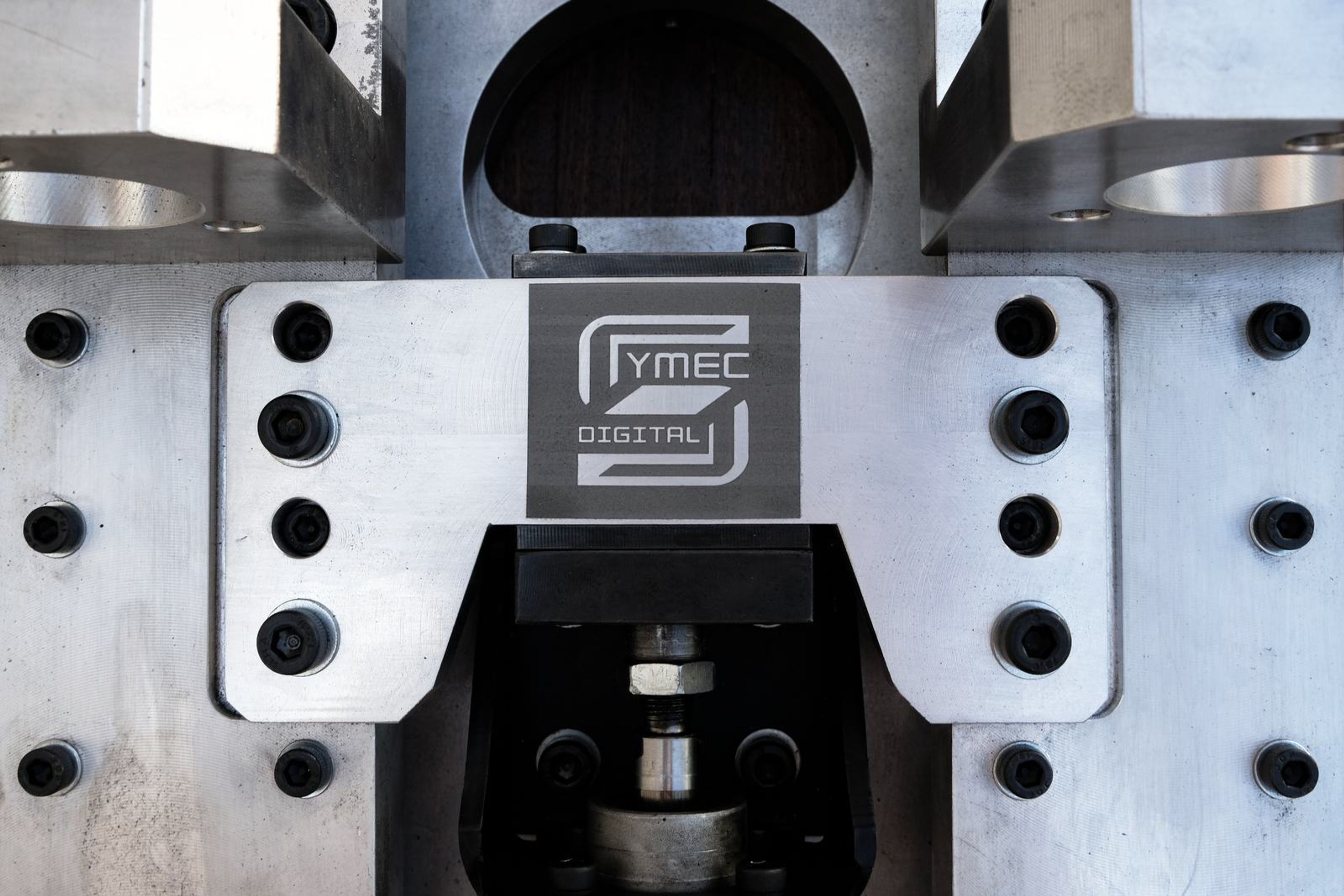 Close view of the Symec Digital plate on the bolting tool