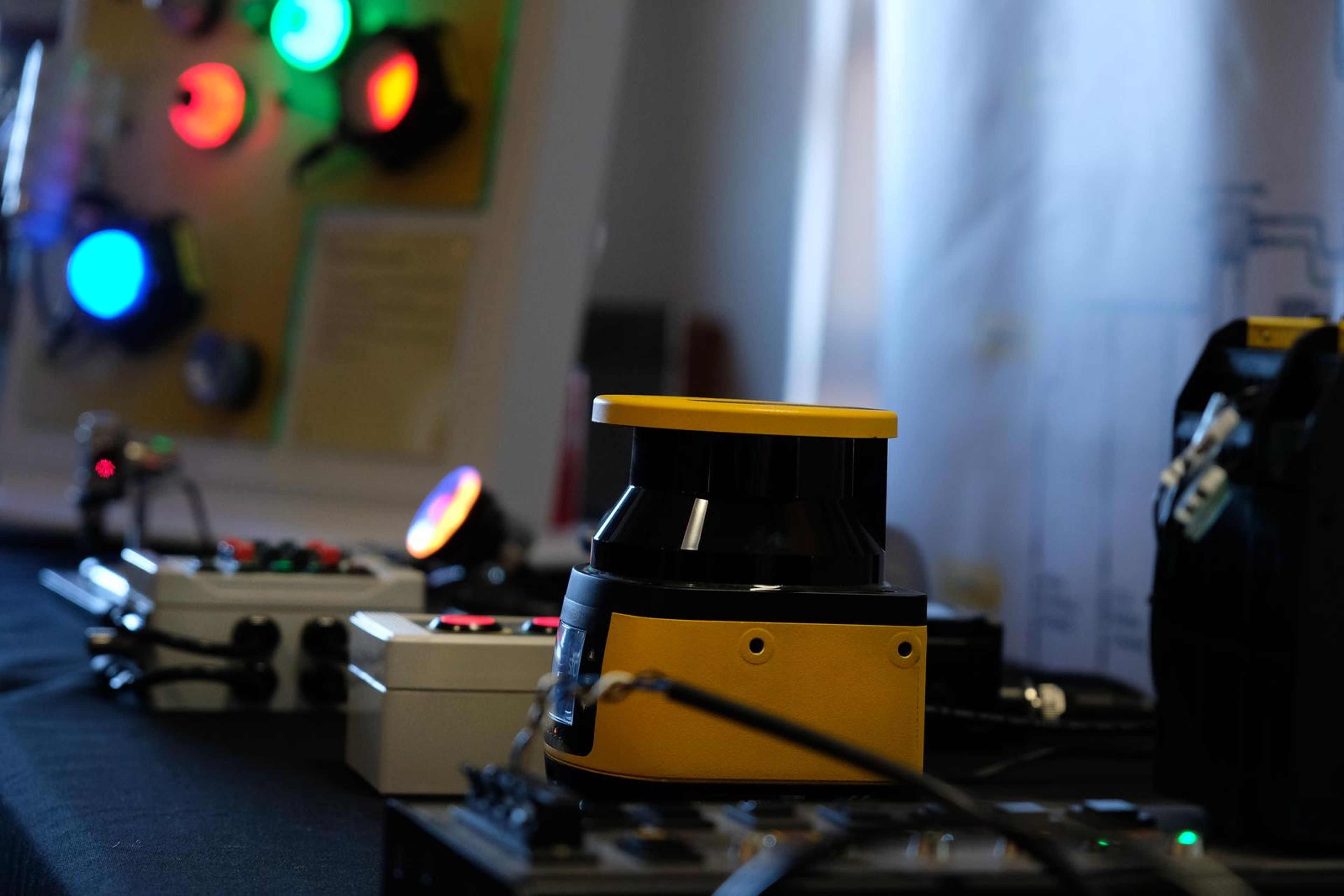 Turck demonstration with indicator lights and a safety scanner