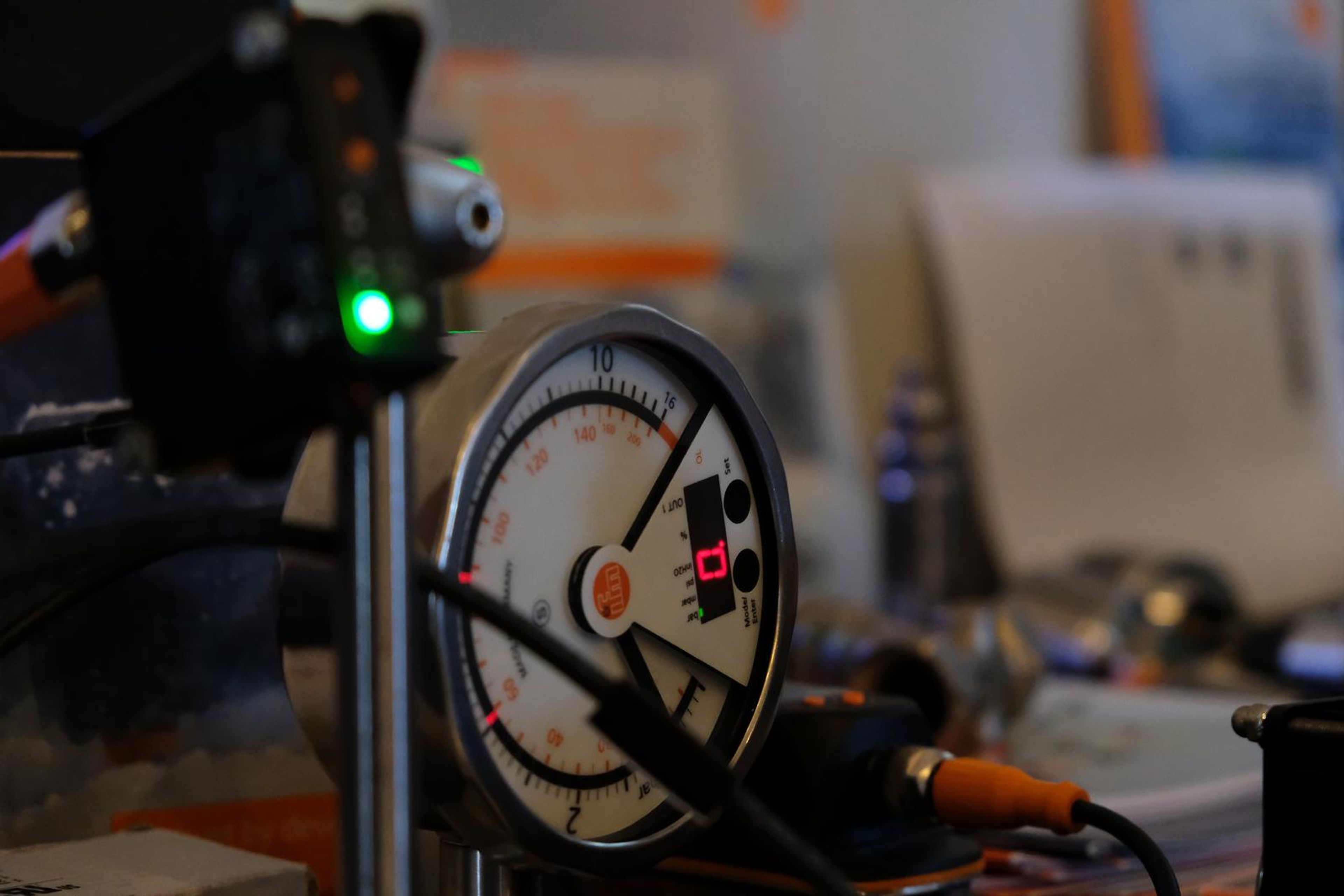 IFM pressure gauge with a sensor