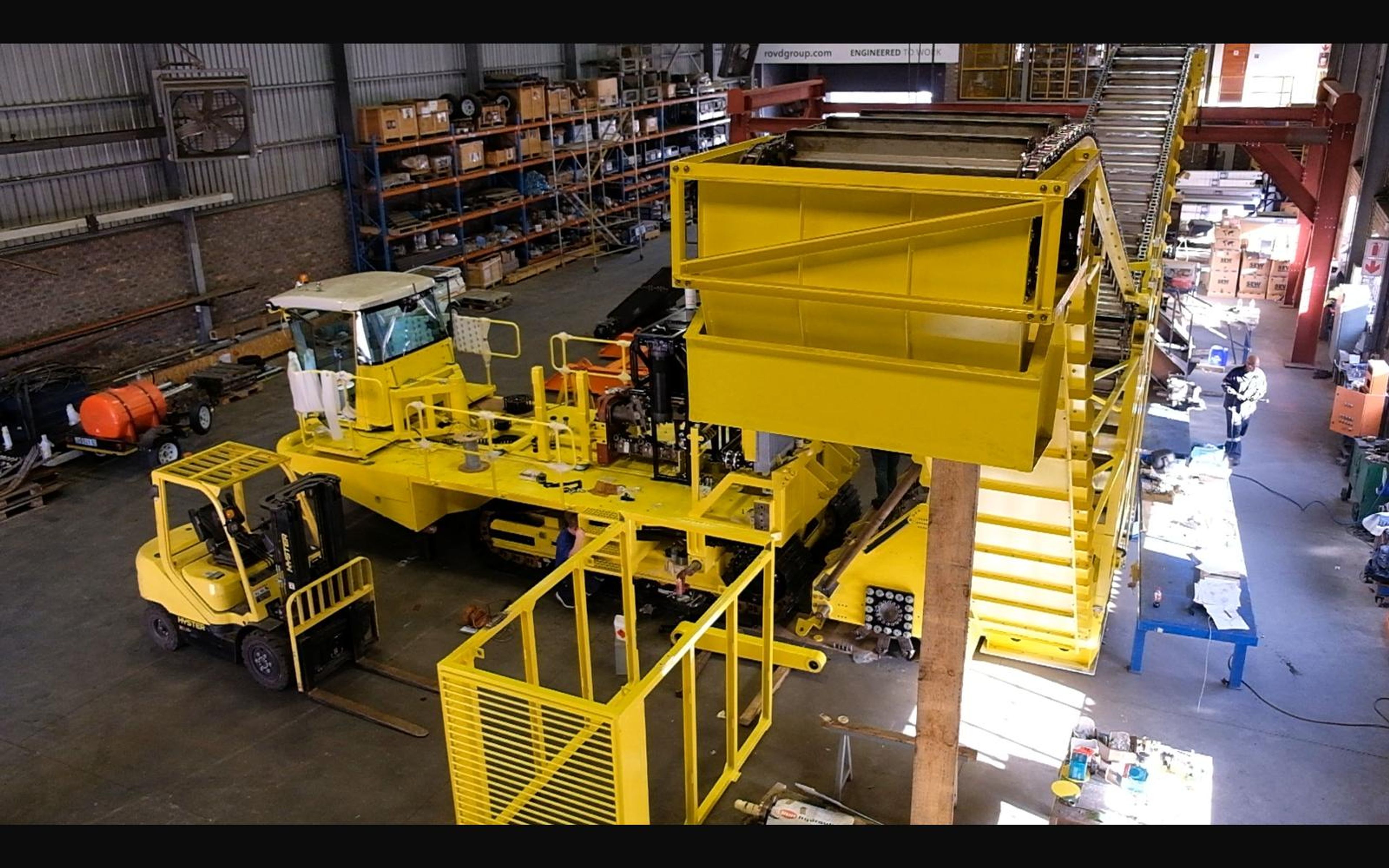Assembly of the salt harvester, June 2022: frame, tracks and drivetrain, shoot 11