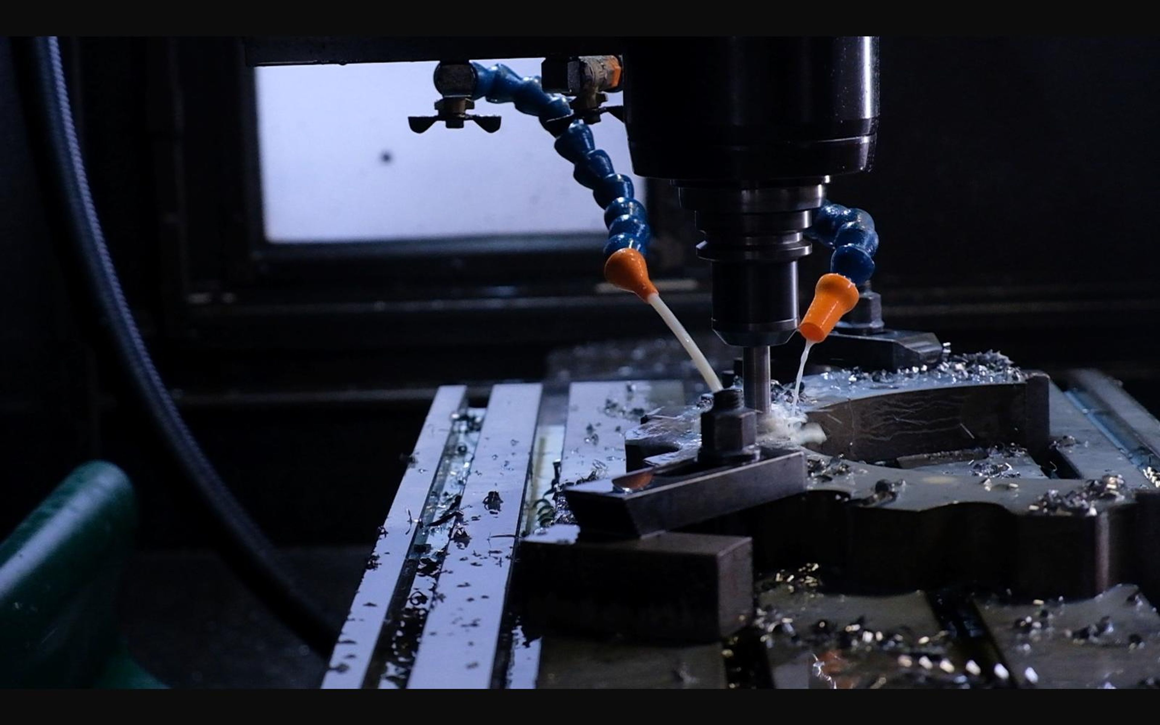 Part clamped on the milling table with coolant