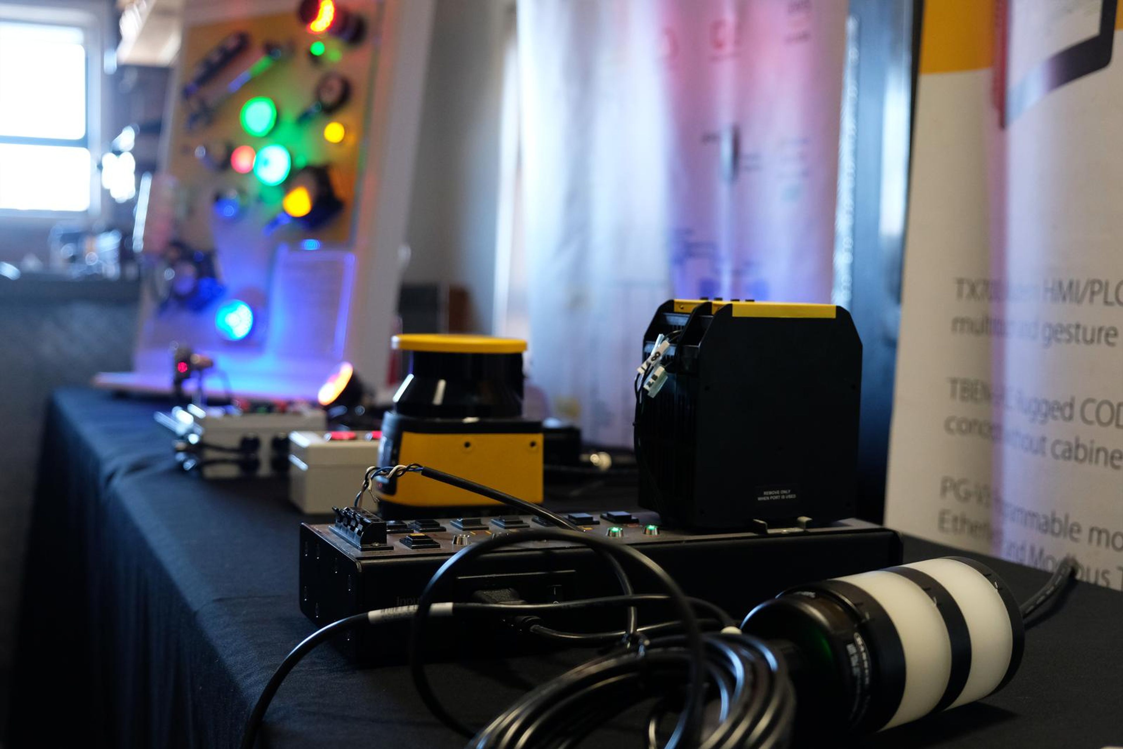 Coloured indicator lights above a safety scanner