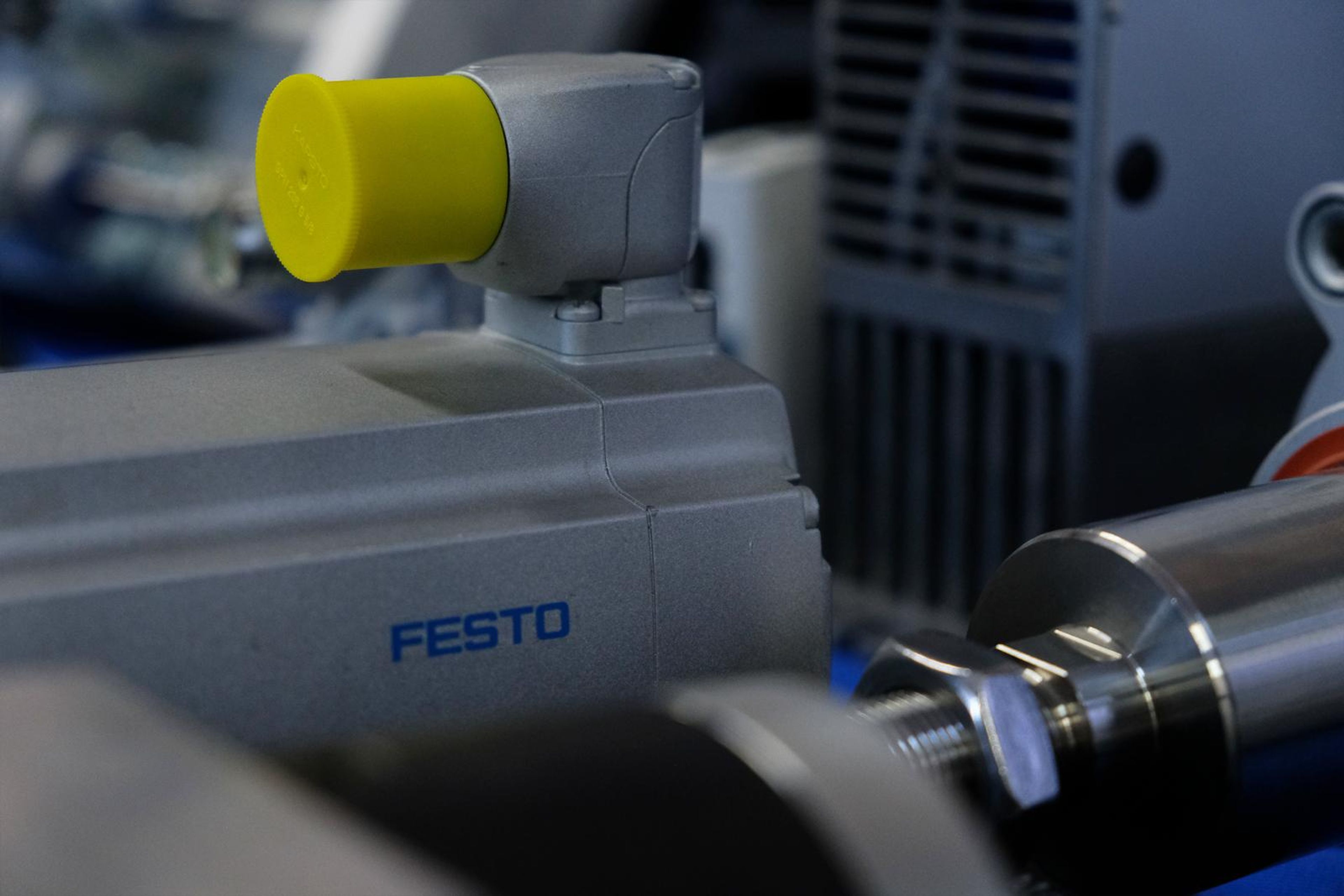 Festo servo motor with a yellow cap