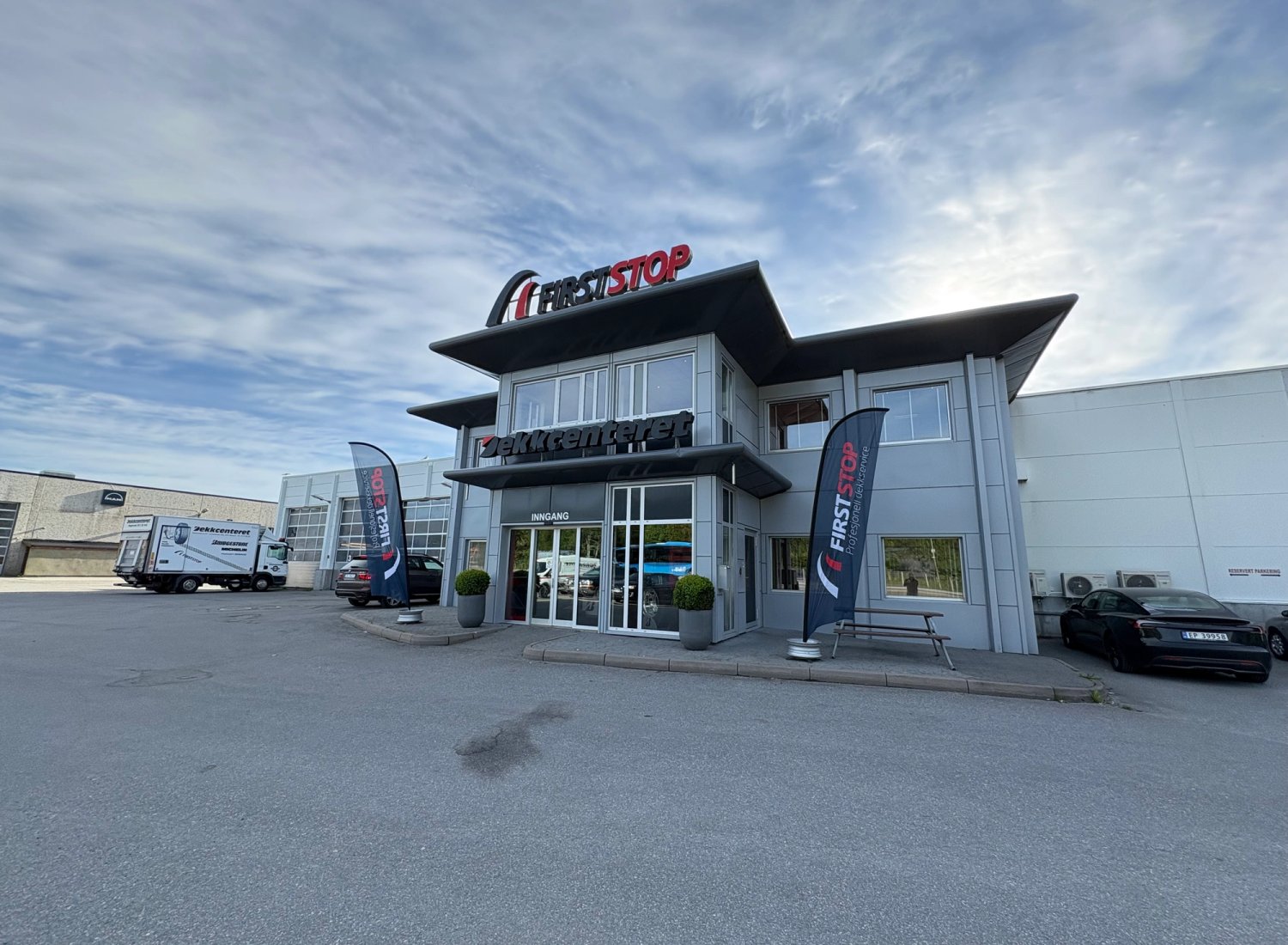 Dekkcenteret i Ålesund – dekk, bilverksted og dekkhotell