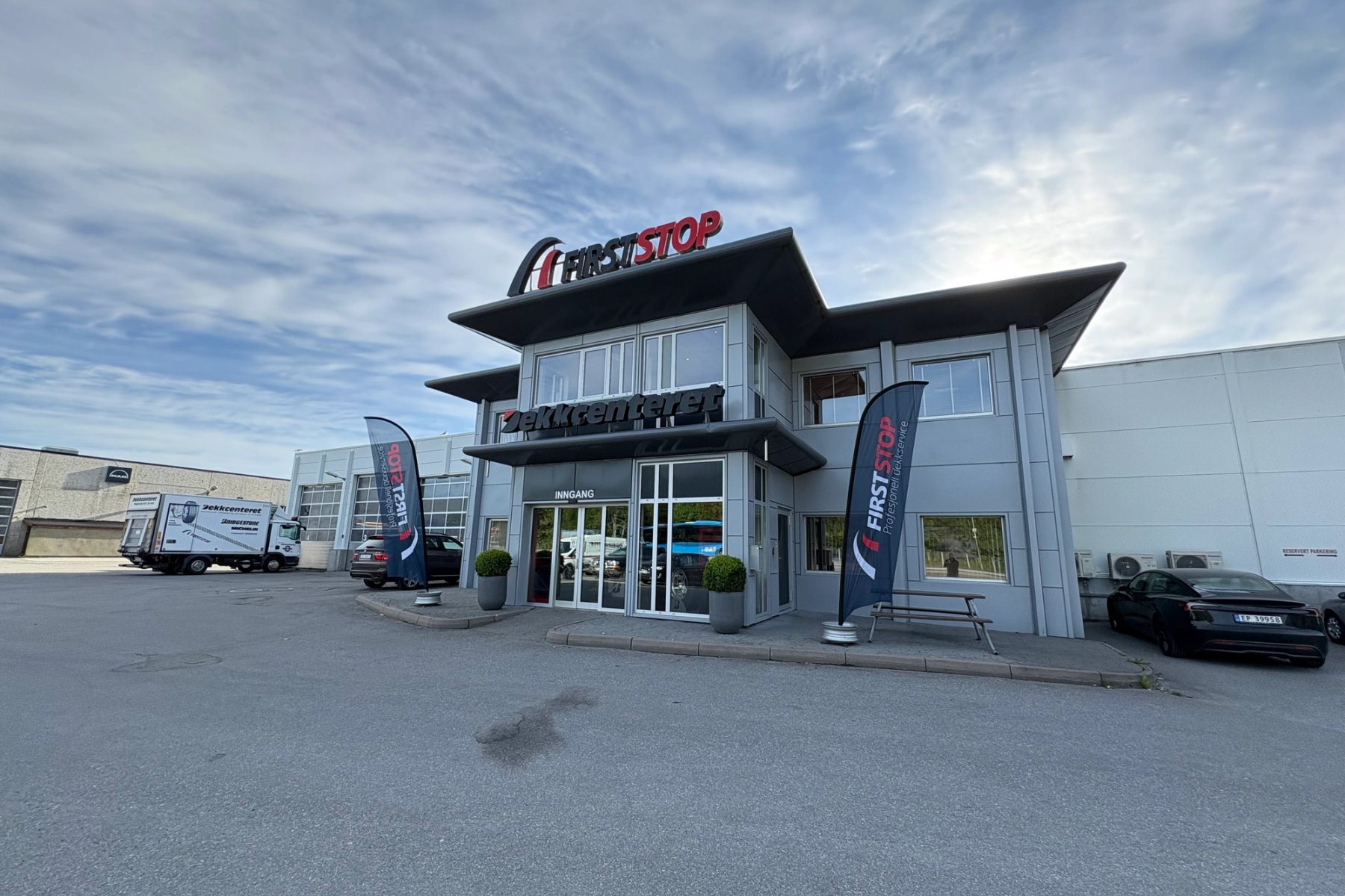 Dekkcenteret i Ålesund – dekk, bilverksted og dekkhotell