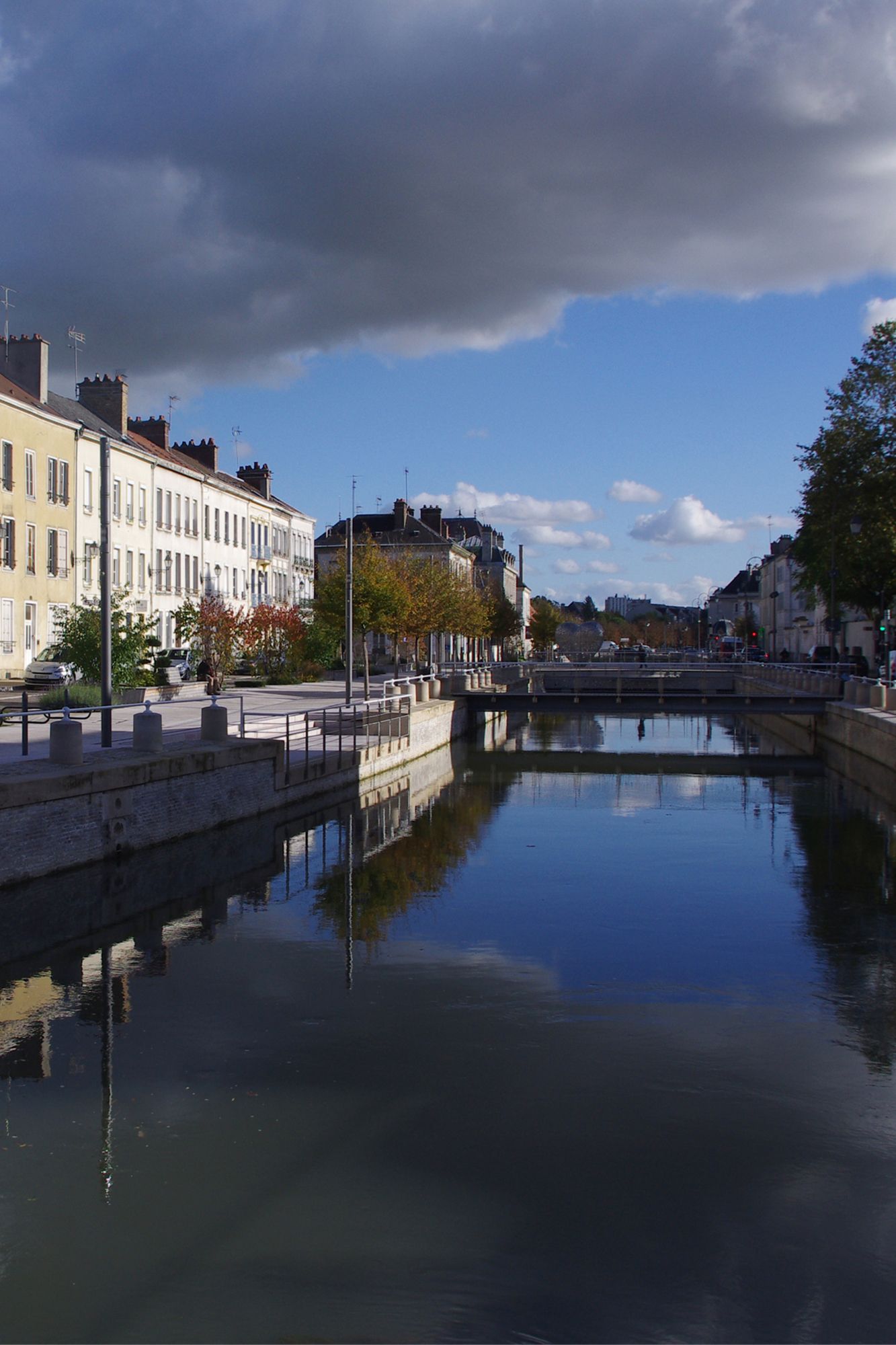 TROYES * Place de la Libération et Quais du Canal de la Haute-Seine