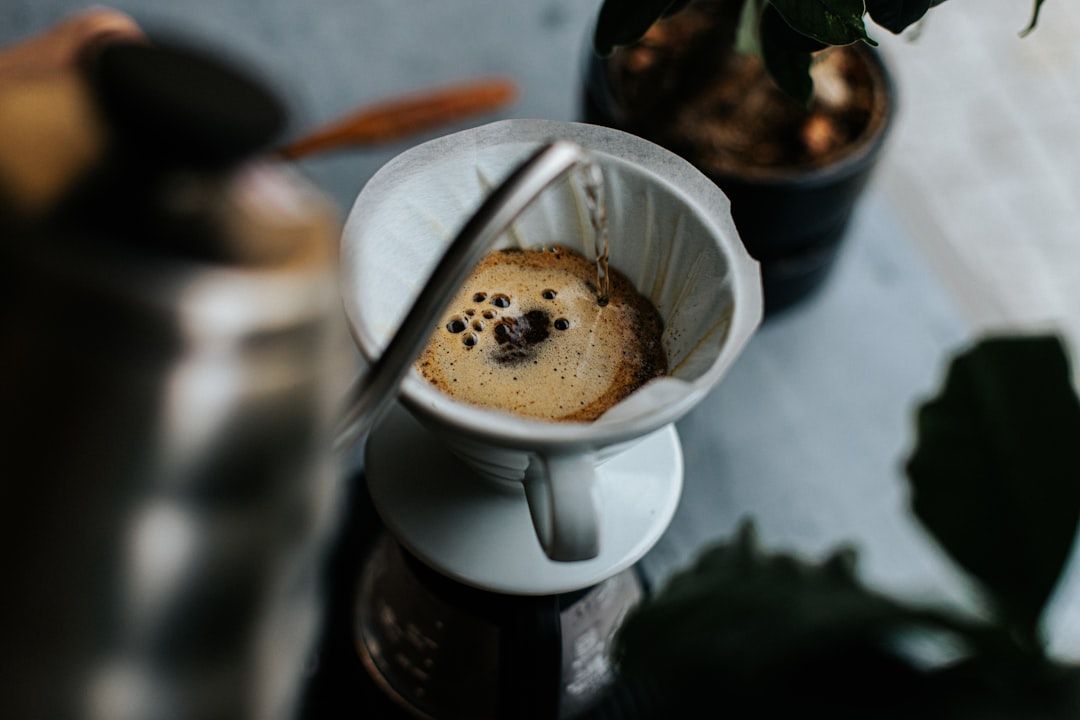 Preparación de café filtrado sirviendo en una taza