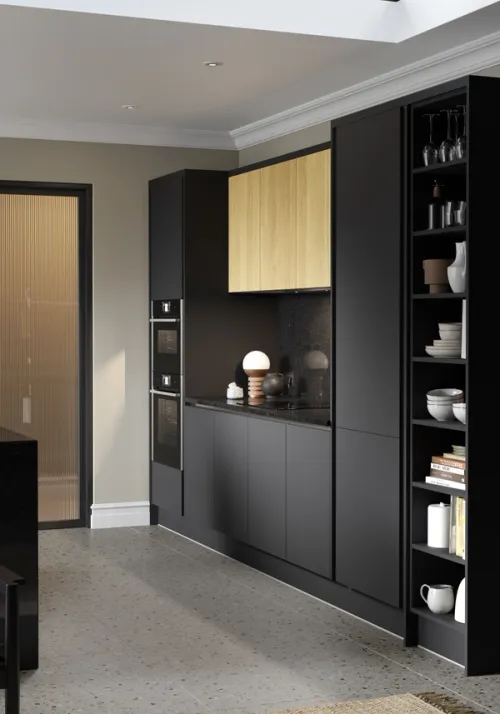 Black and ribbed oak kitchen inspired by the Japandi trend