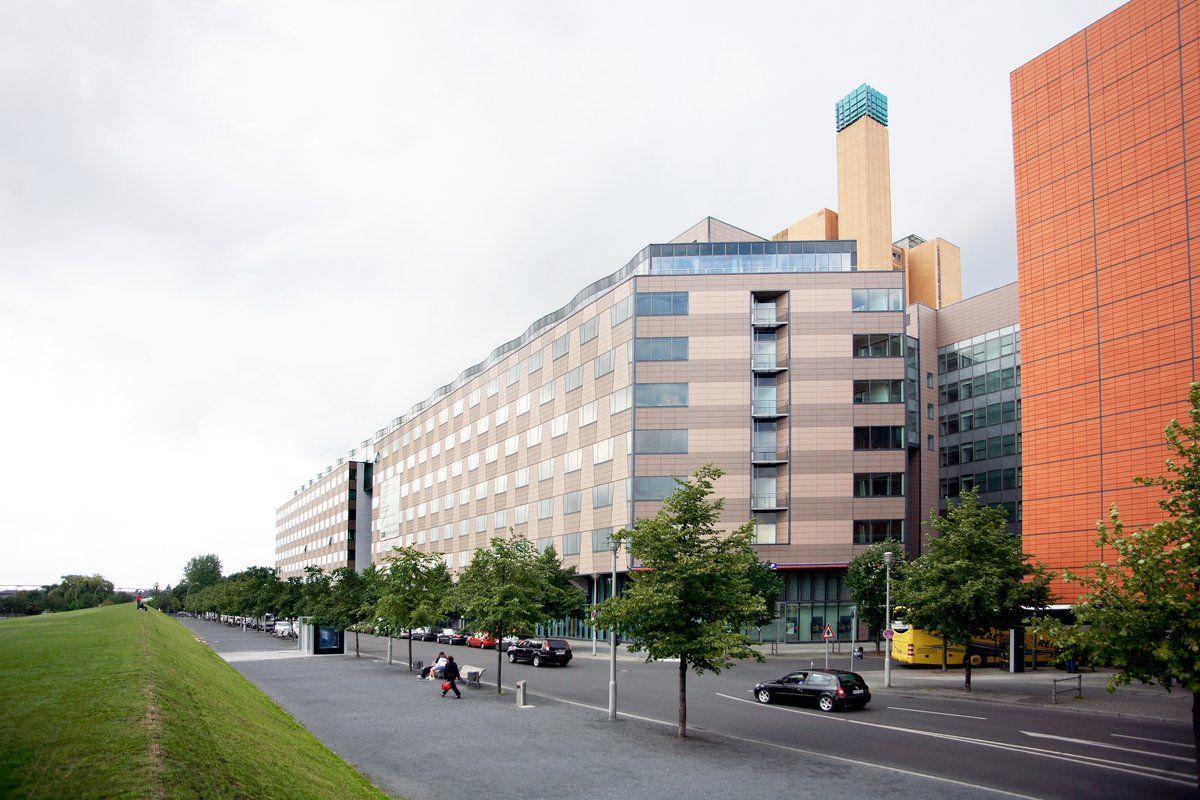 Seitenansicht des Pfizer-Hauptgebäudes in Berlin