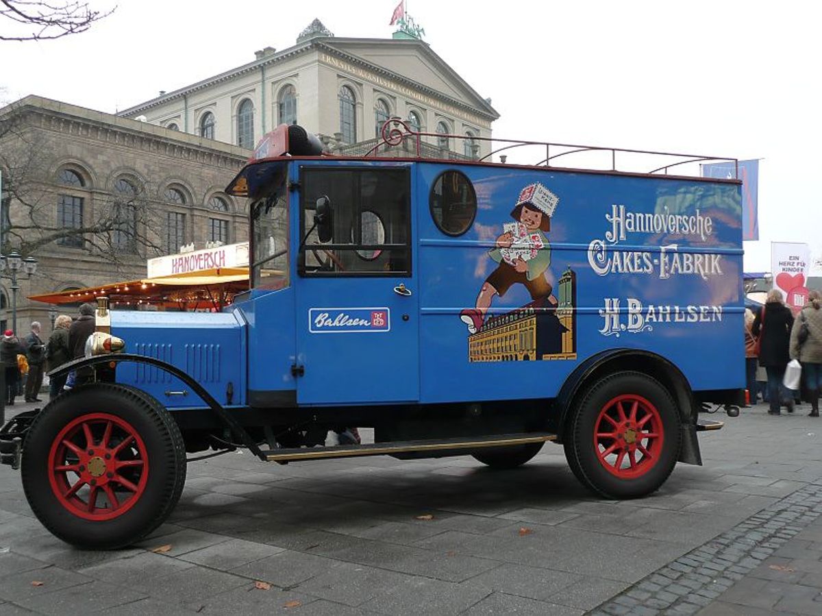 Ein historischer Lastwagen der Firma Bahlsen steht auf einem öffentlichen Platz