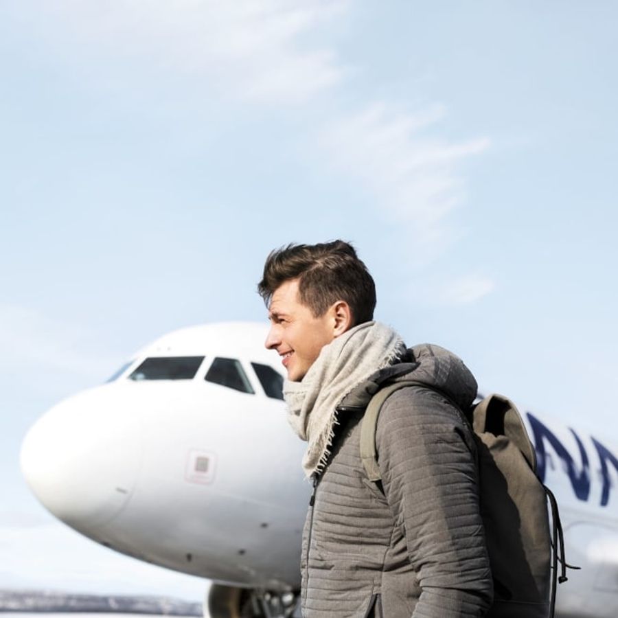 Finnairin lentokone ja matkustaja menossa lennolle