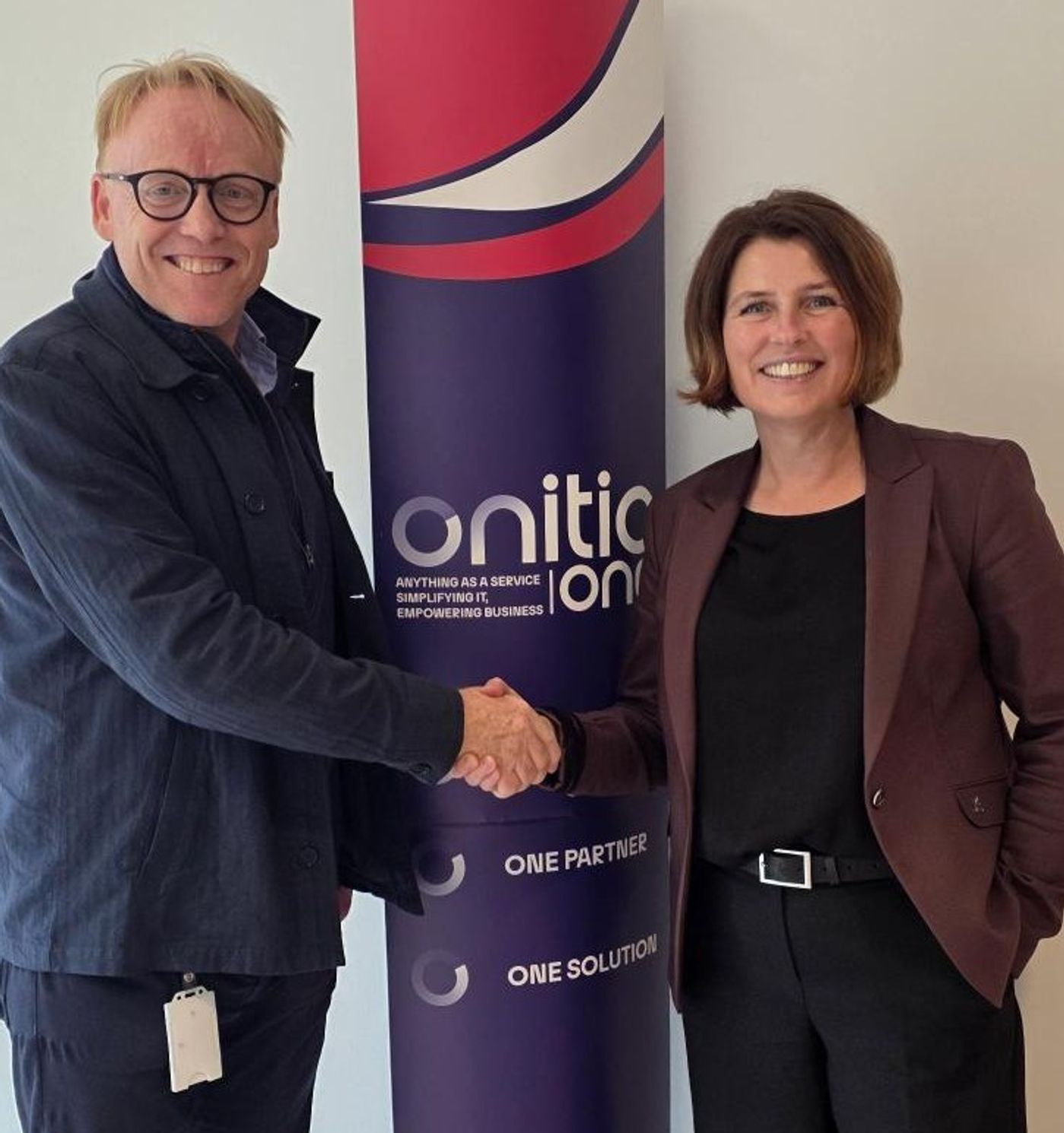 Ivo Ølstørn, Director Product and Services at Onitio and Cecilia Hørup Nilssen, Director Channel at SoftwareOne shake hands