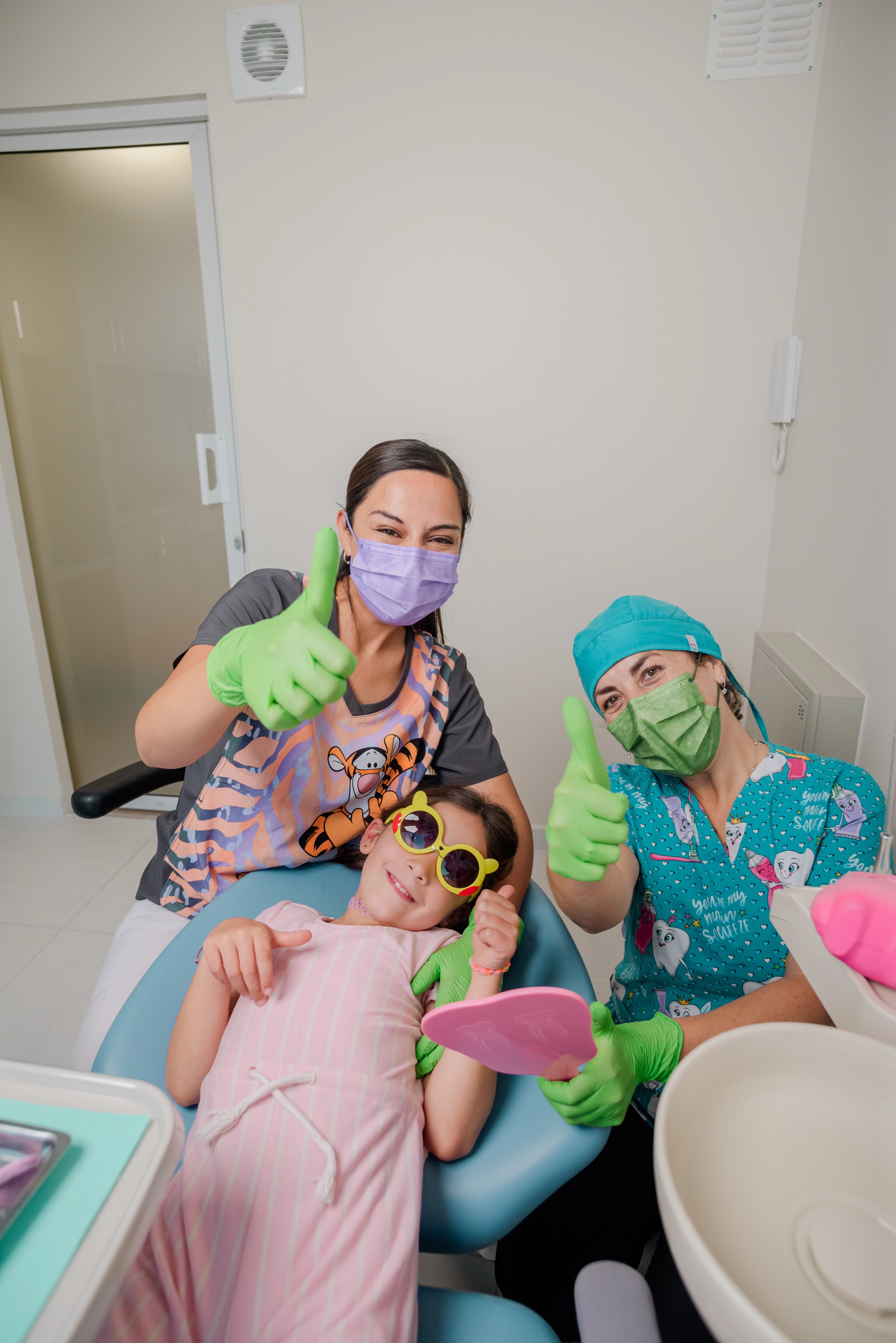 Odontopediatra de Dentikid en una atención cercana con un niño en el box infantil