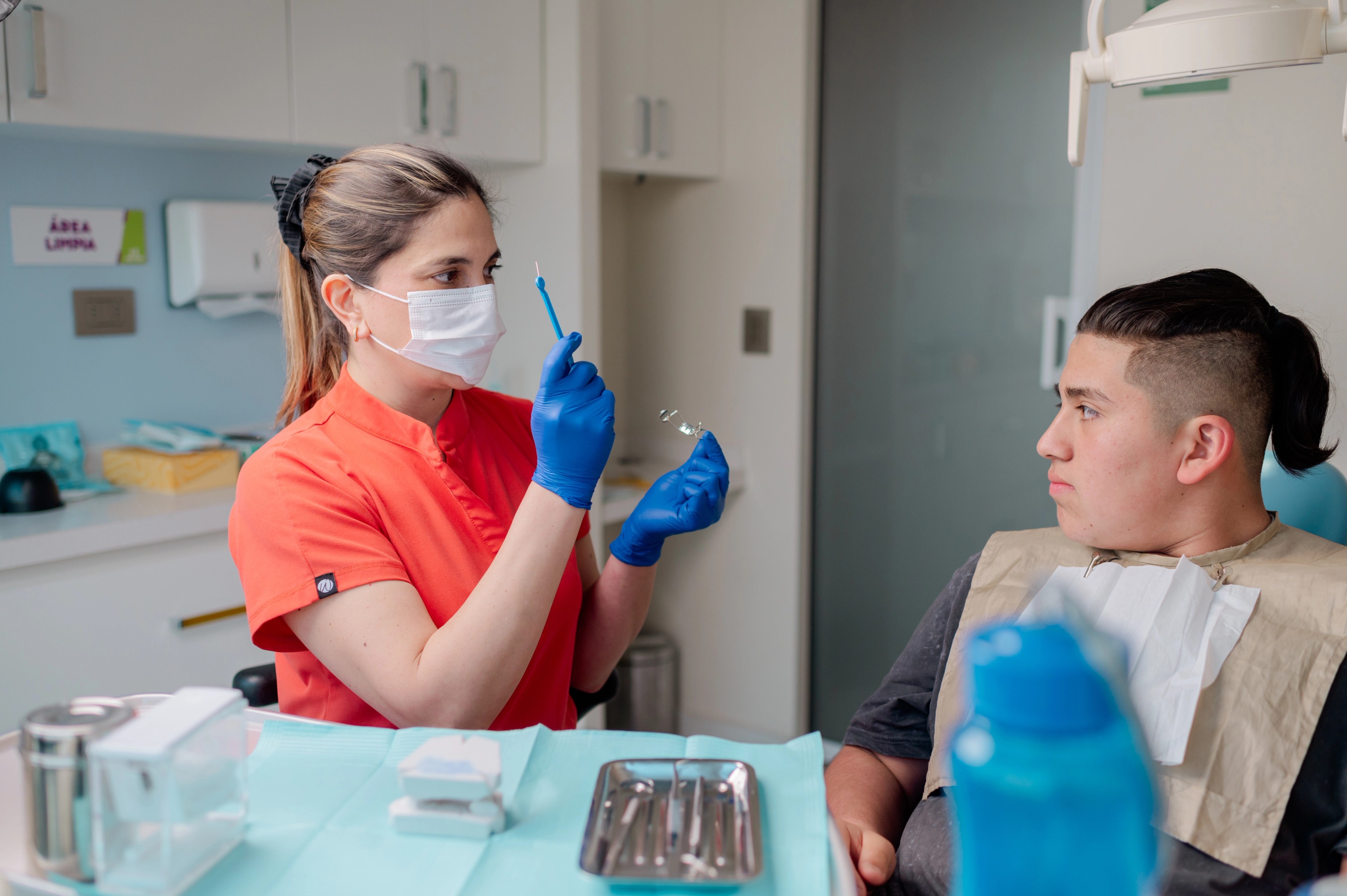 Control de ortodoncia y ortopedia dentomaxilar con un modelo dental en Dentikid