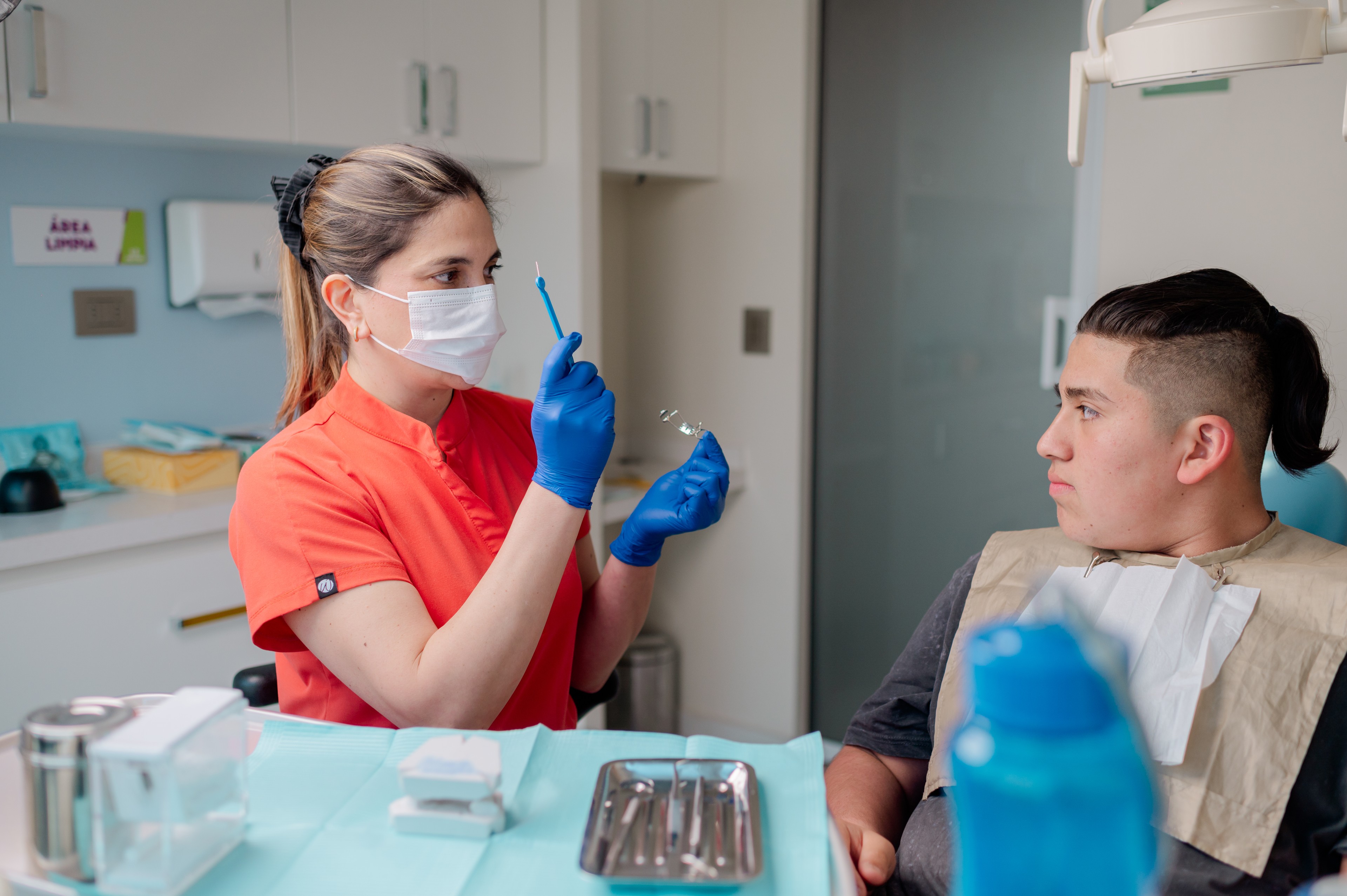 Control de ortodoncia y ortopedia dentomaxilar con un modelo dental en Dentikid