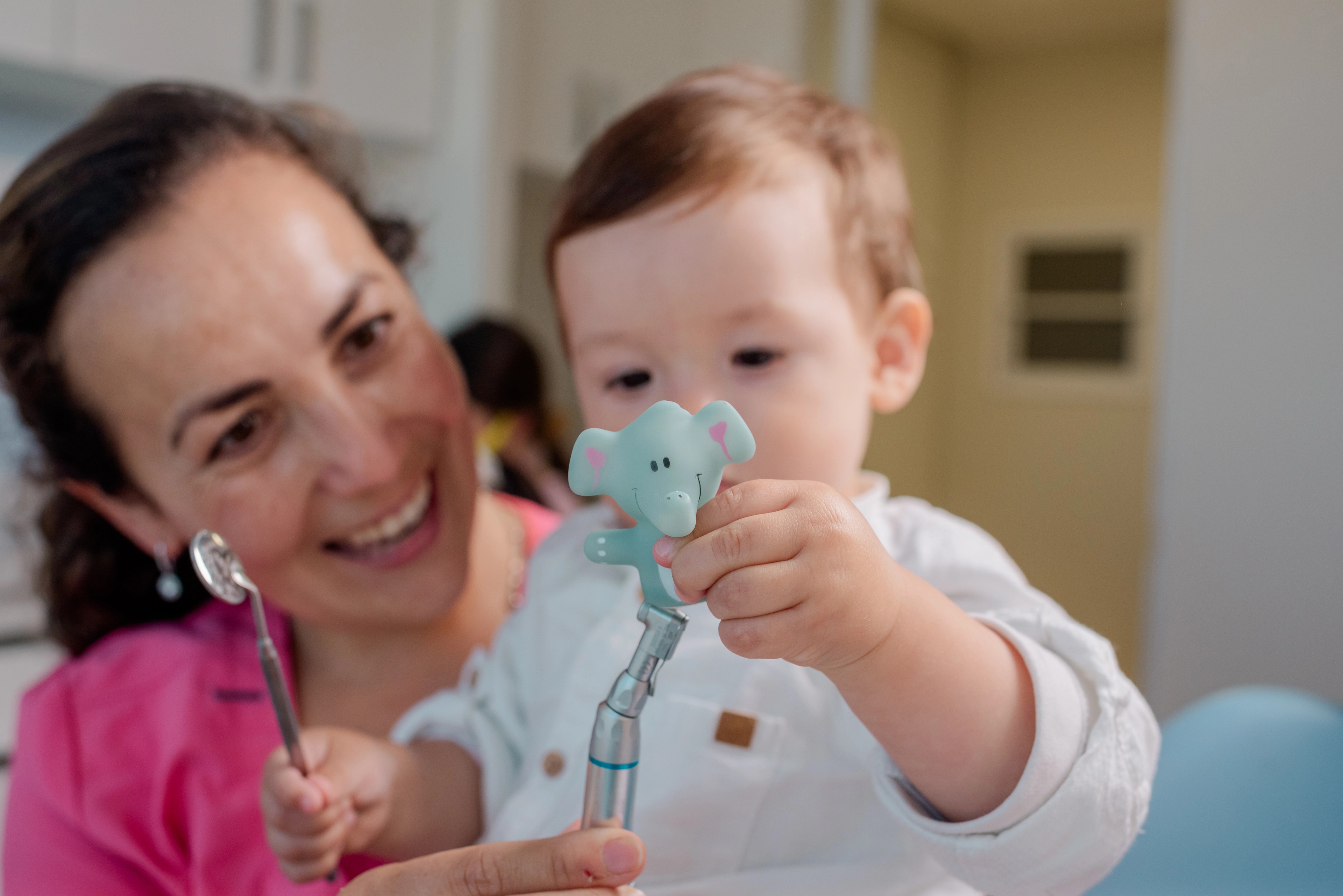 Odontopediatra de Dentikid riéndose con un bebé durante su control
