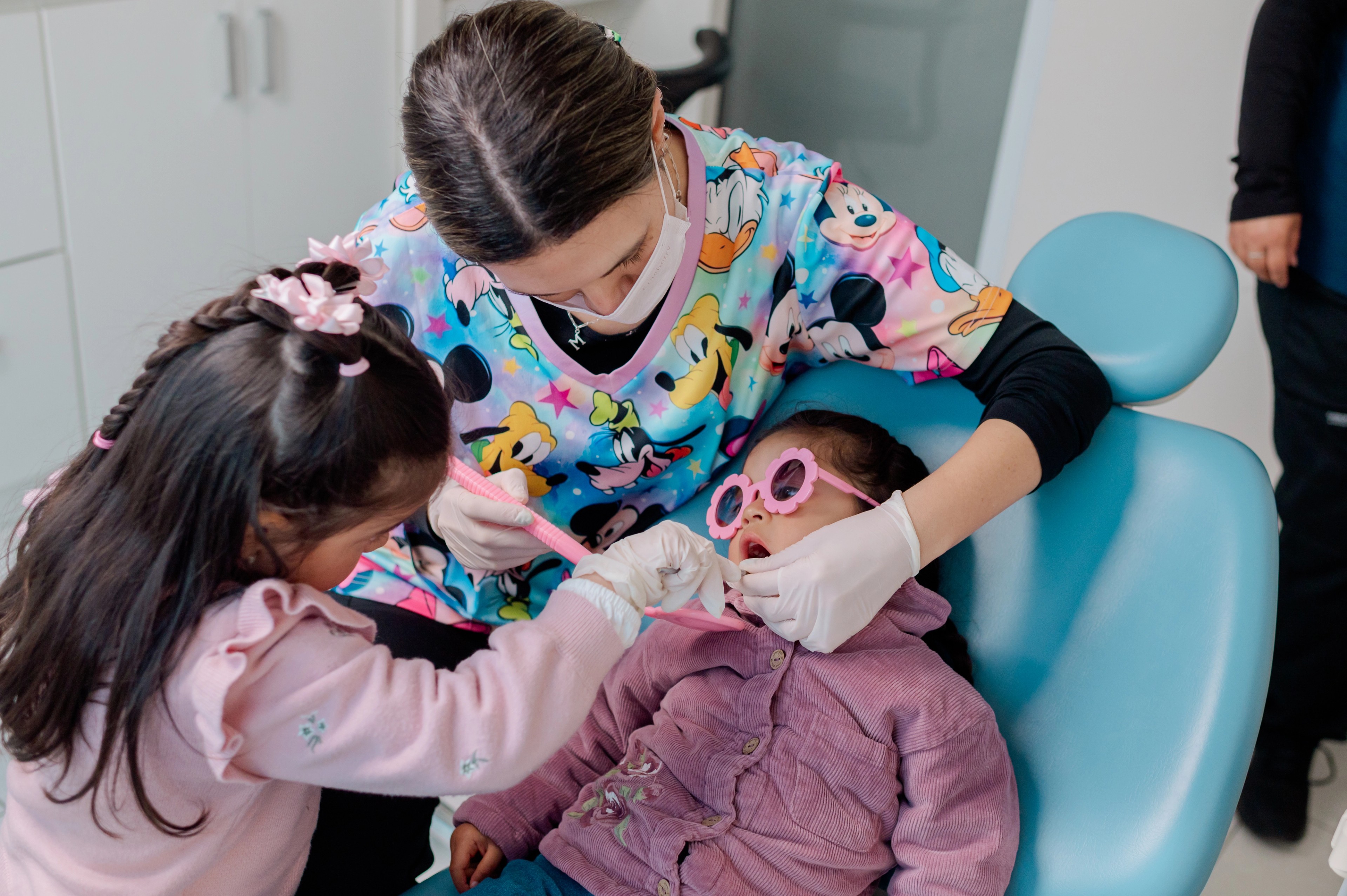 Atención cercana a un niño en el box infantil de Dentikid