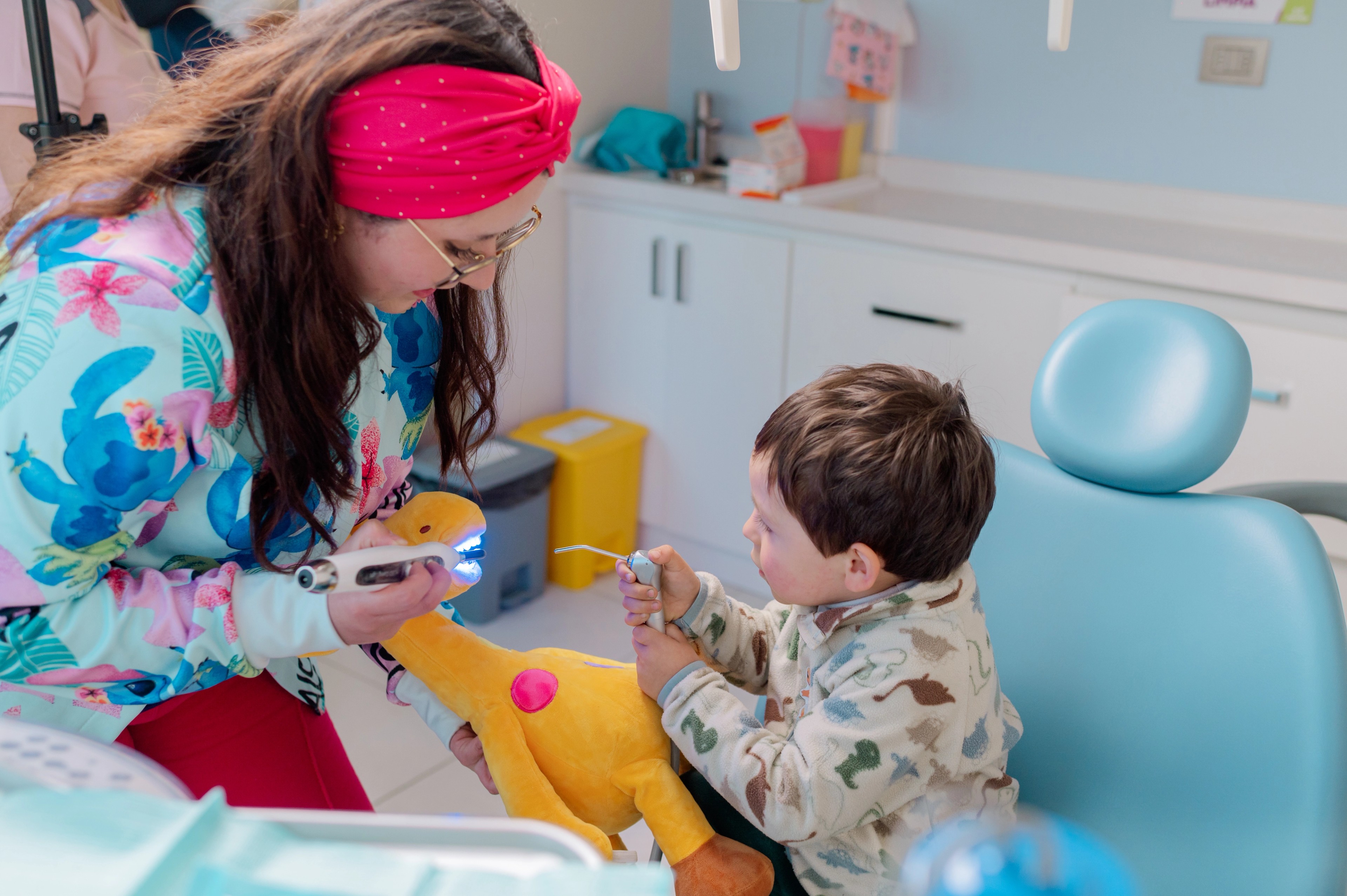 Profesional de Dentikid poniéndose a la altura de un niño para generar confianza