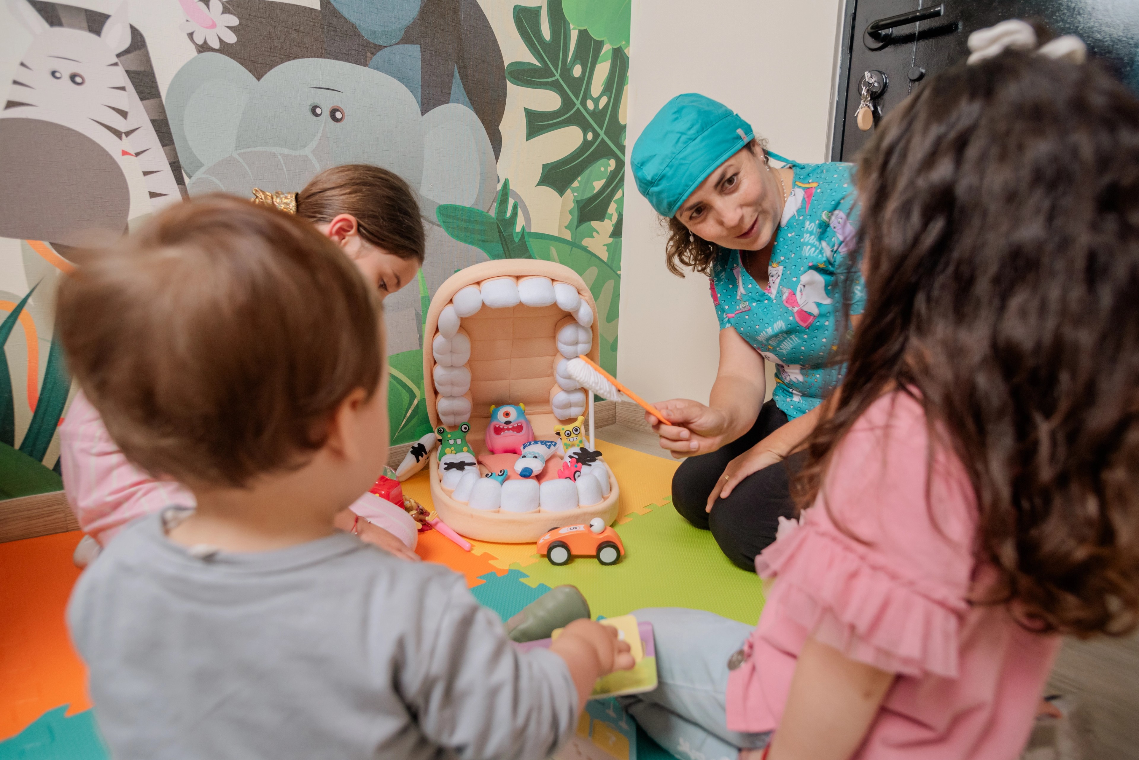 Niñas y niños jugando en la sala de espera de Dentikid