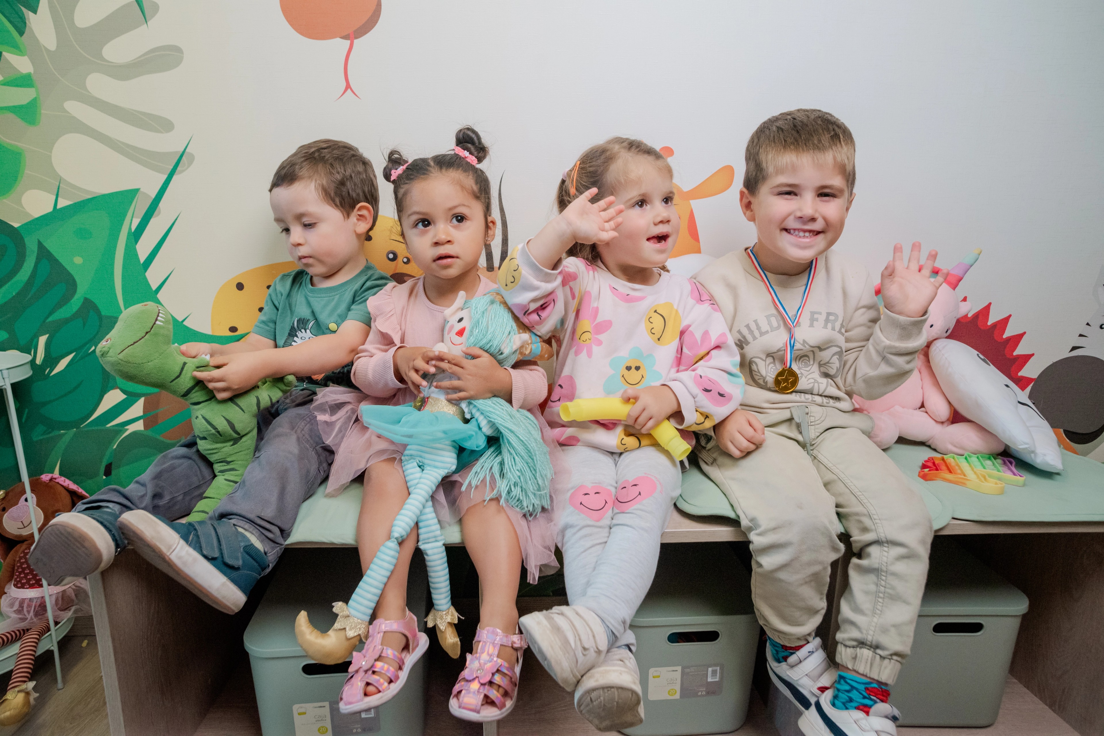 Niñas y niños felices con peluches en Dentikid