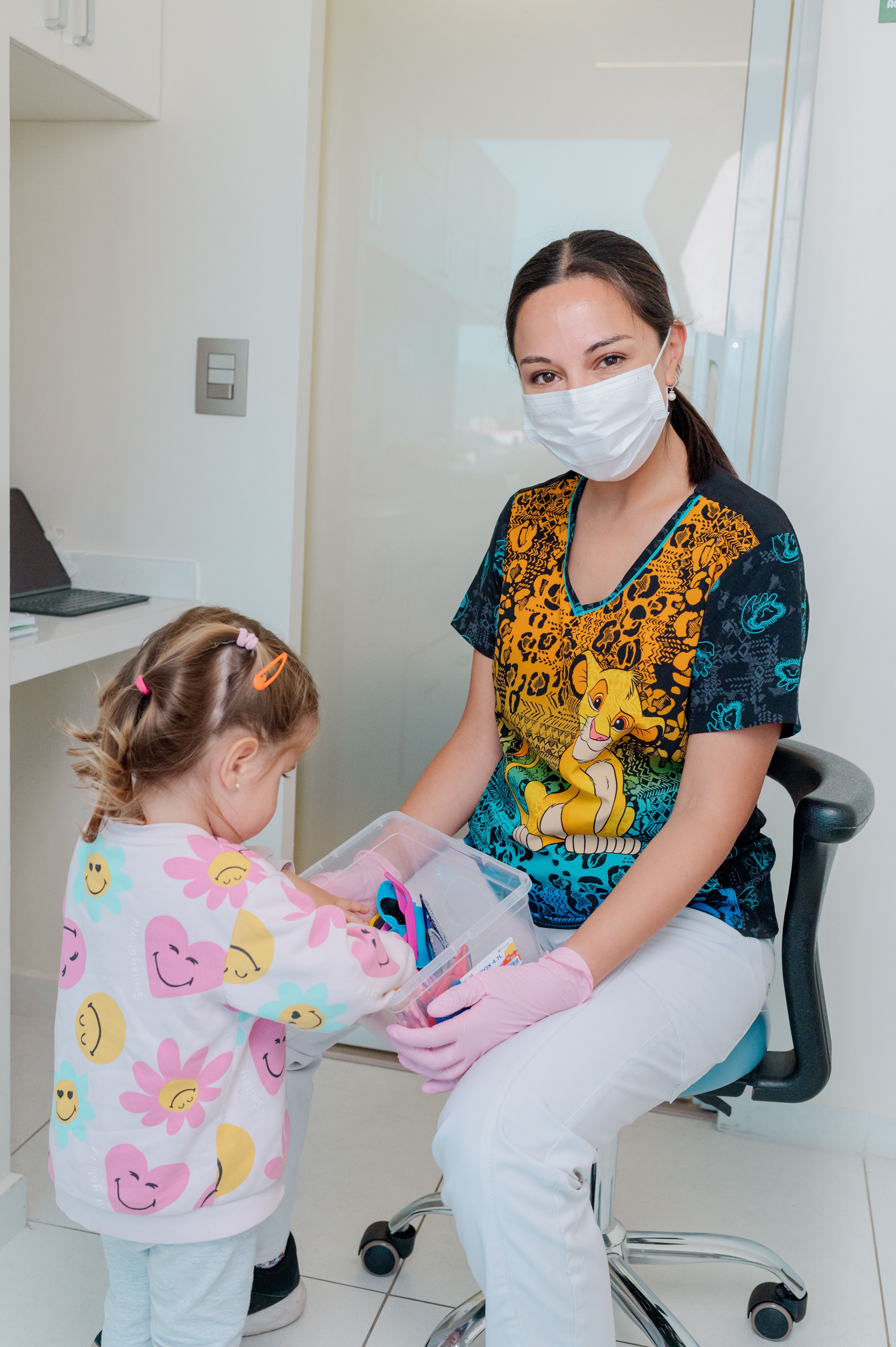Niña cómoda y en calma junto a su odontopediatra en Dentikid