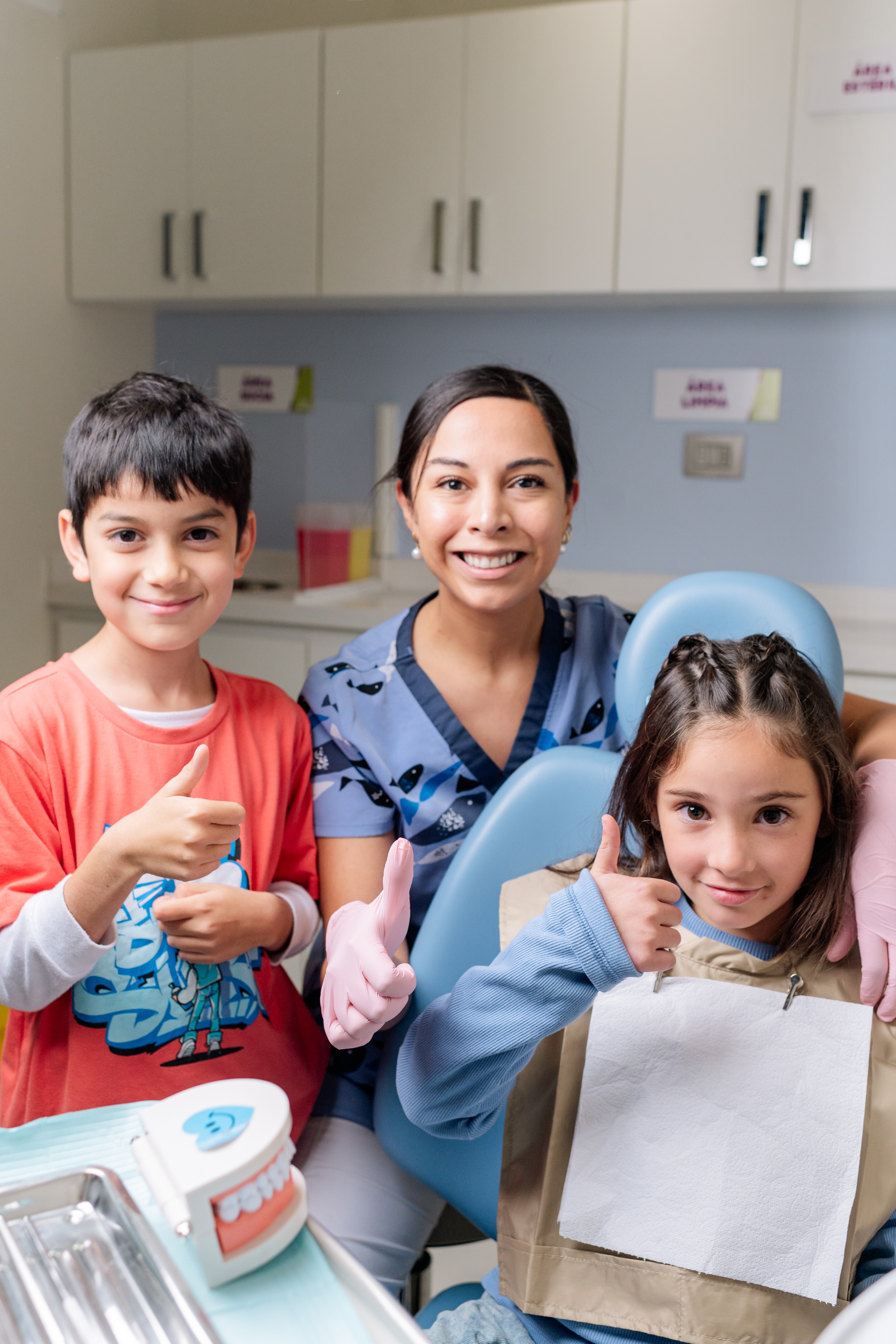 Niño feliz con el pulgar arriba tras su control en Dentikid
